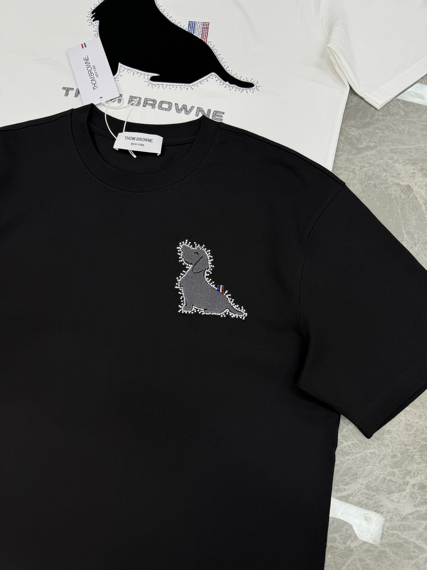 THOM BROWNE汤姆布朗25s新款T恤.男女同款！胸口及后背经典TB小狗造型设计.高温叠加烫画工艺
