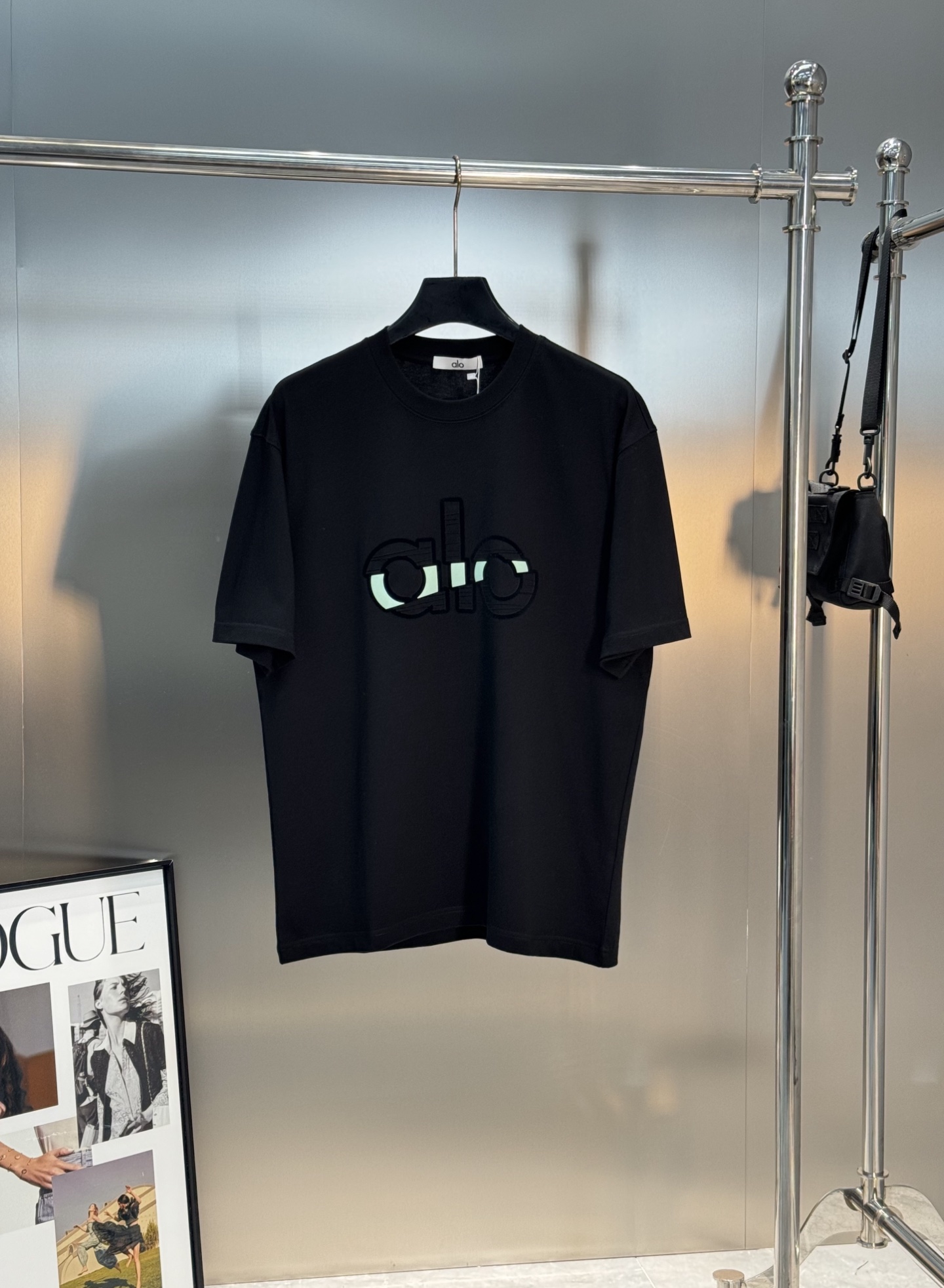 alo*25s新品上架.男女同款！胸口经典字母alo基础款设计.双色绒感烫画工艺.视觉冲击力时尚感强！龟
