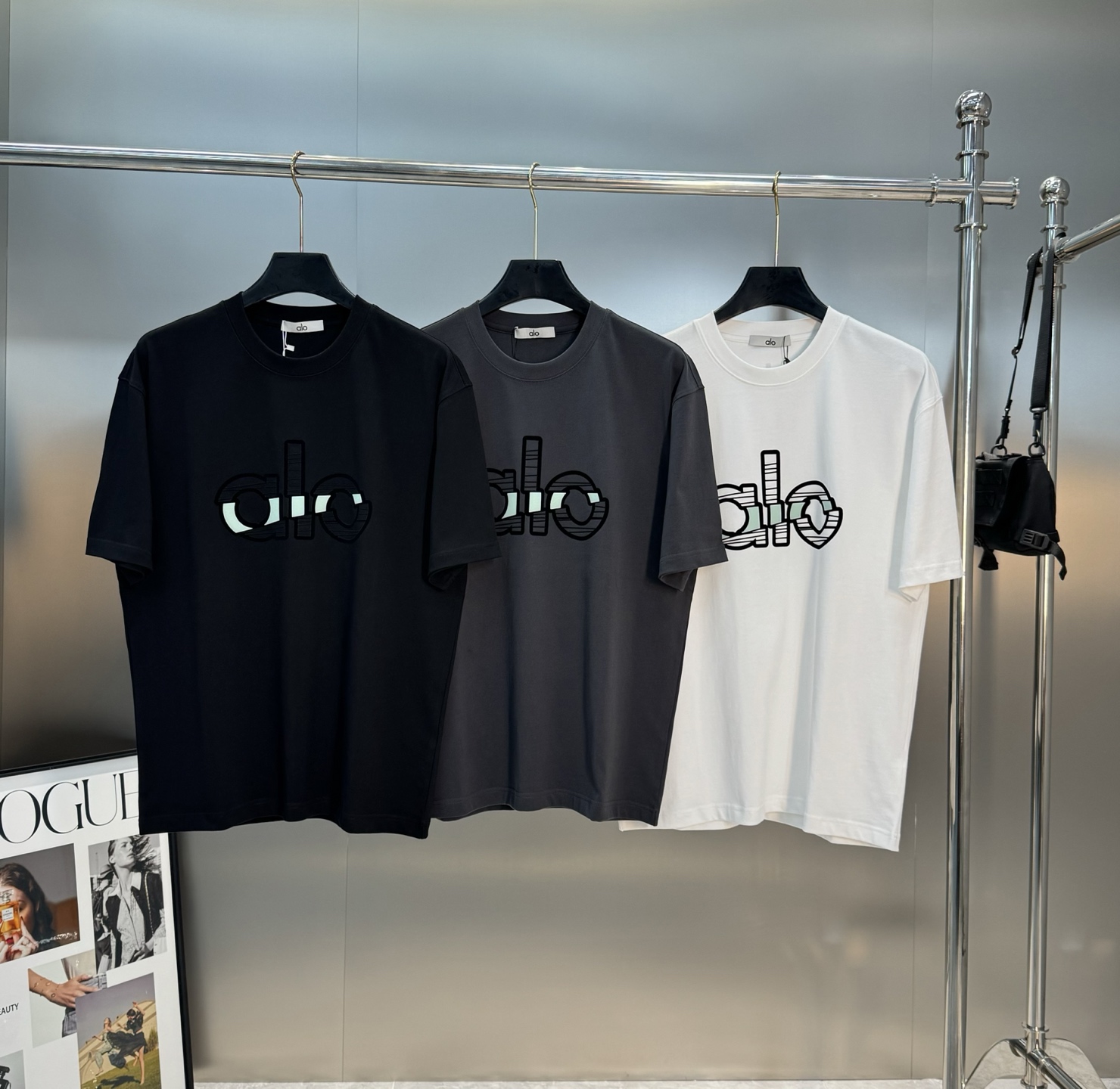 alo*25s新品上架.男女同款！胸口经典字母alo基础款设计.双色绒感烫画工艺.视觉冲击力时尚感强！龟