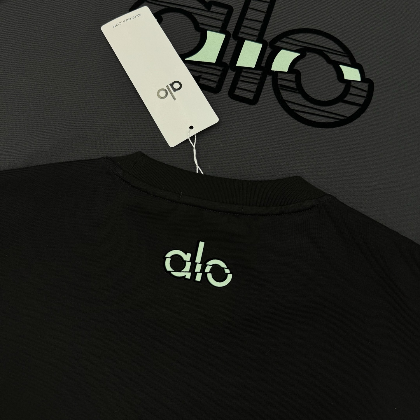alo*25s新品上架.男女同款！胸口经典字母alo基础款设计.双色绒感烫画工艺.视觉冲击力时尚感强！龟