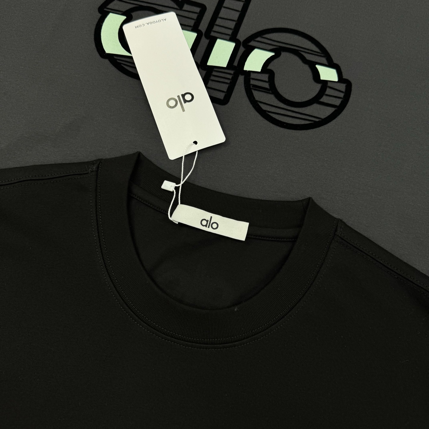 alo*25s新品上架.男女同款！胸口经典字母alo基础款设计.双色绒感烫画工艺.视觉冲击力时尚感强！龟