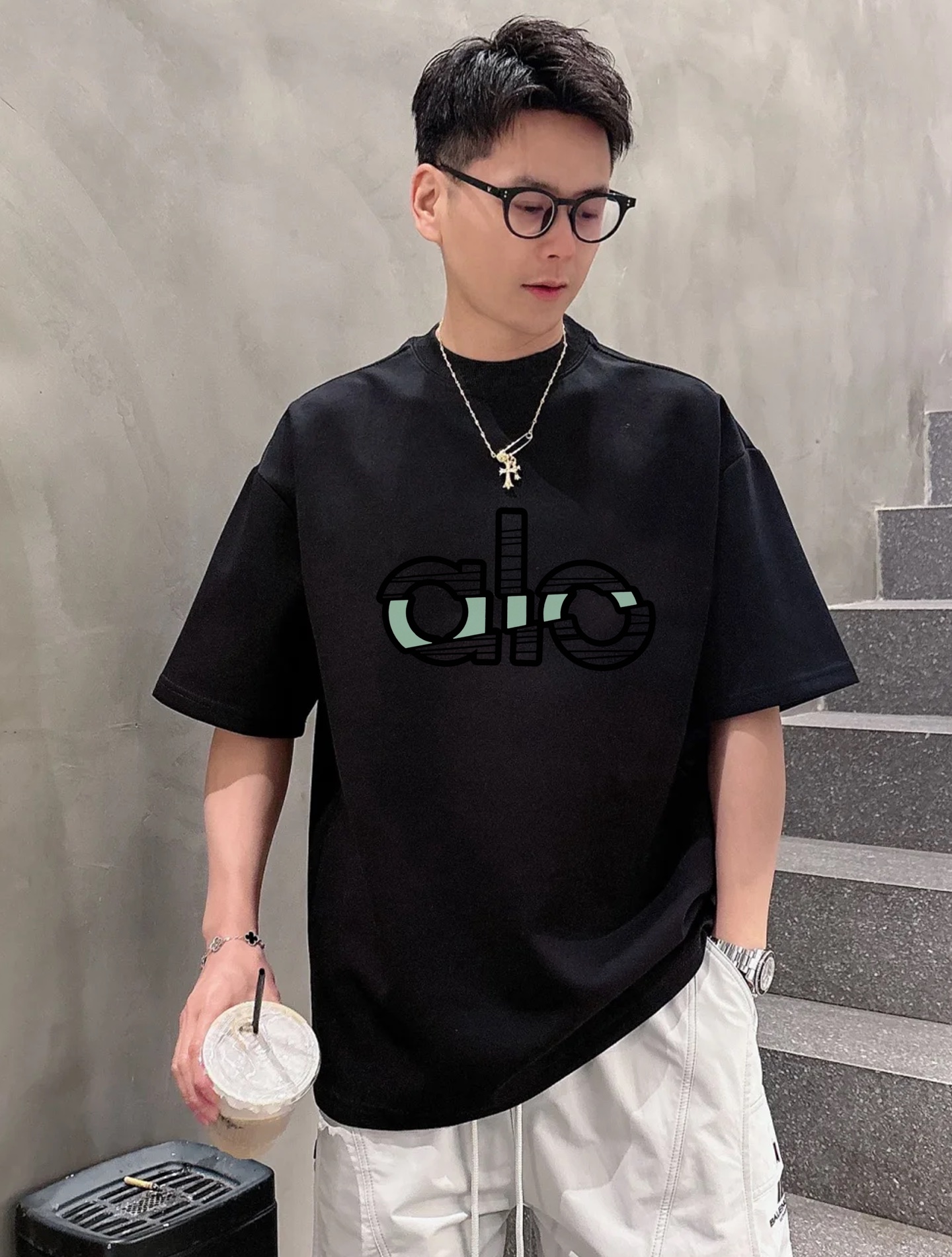 alo*25s新品上架.男女同款！胸口经典字母alo基础款设计.双色绒感烫画工艺.视觉冲击力时尚感强！龟