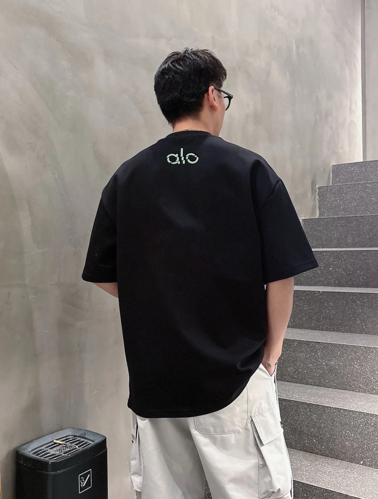 alo*25s新品上架.男女同款！胸口经典字母alo基础款设计.双色绒感烫画工艺.视觉冲击力时尚感强！龟