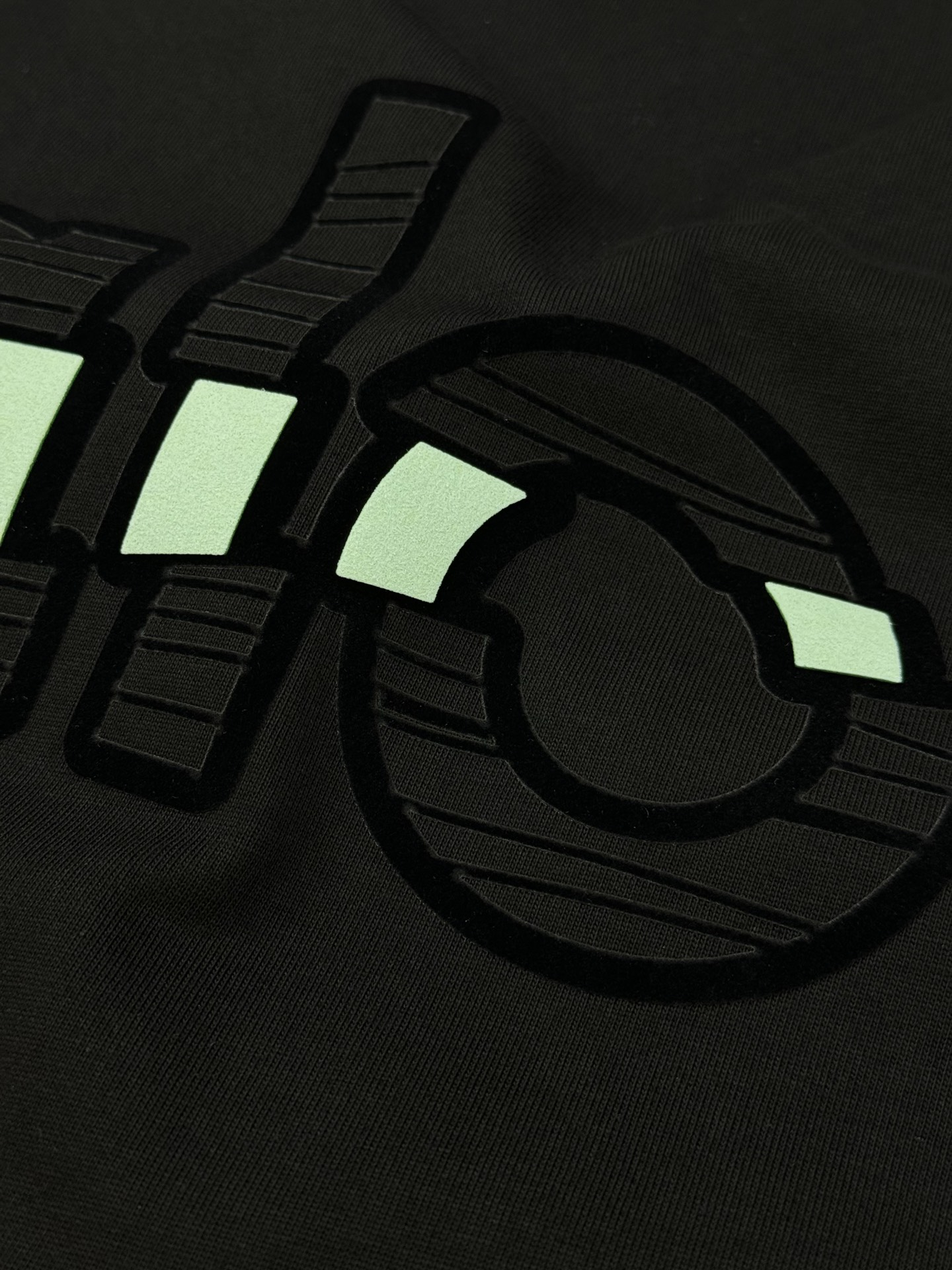 alo*25s新品上架.男女同款！胸口经典字母alo基础款设计.双色绒感烫画工艺.视觉冲击力时尚感强！龟