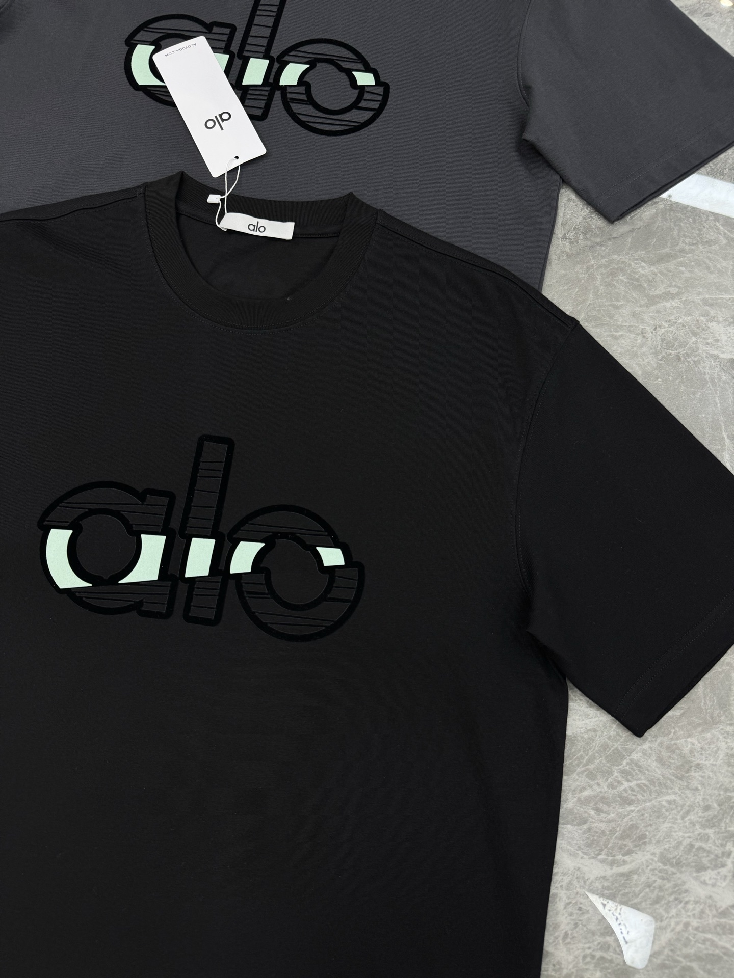 alo*25s新品上架.男女同款！胸口经典字母alo基础款设计.双色绒感烫画工艺.视觉冲击力时尚感强！龟
