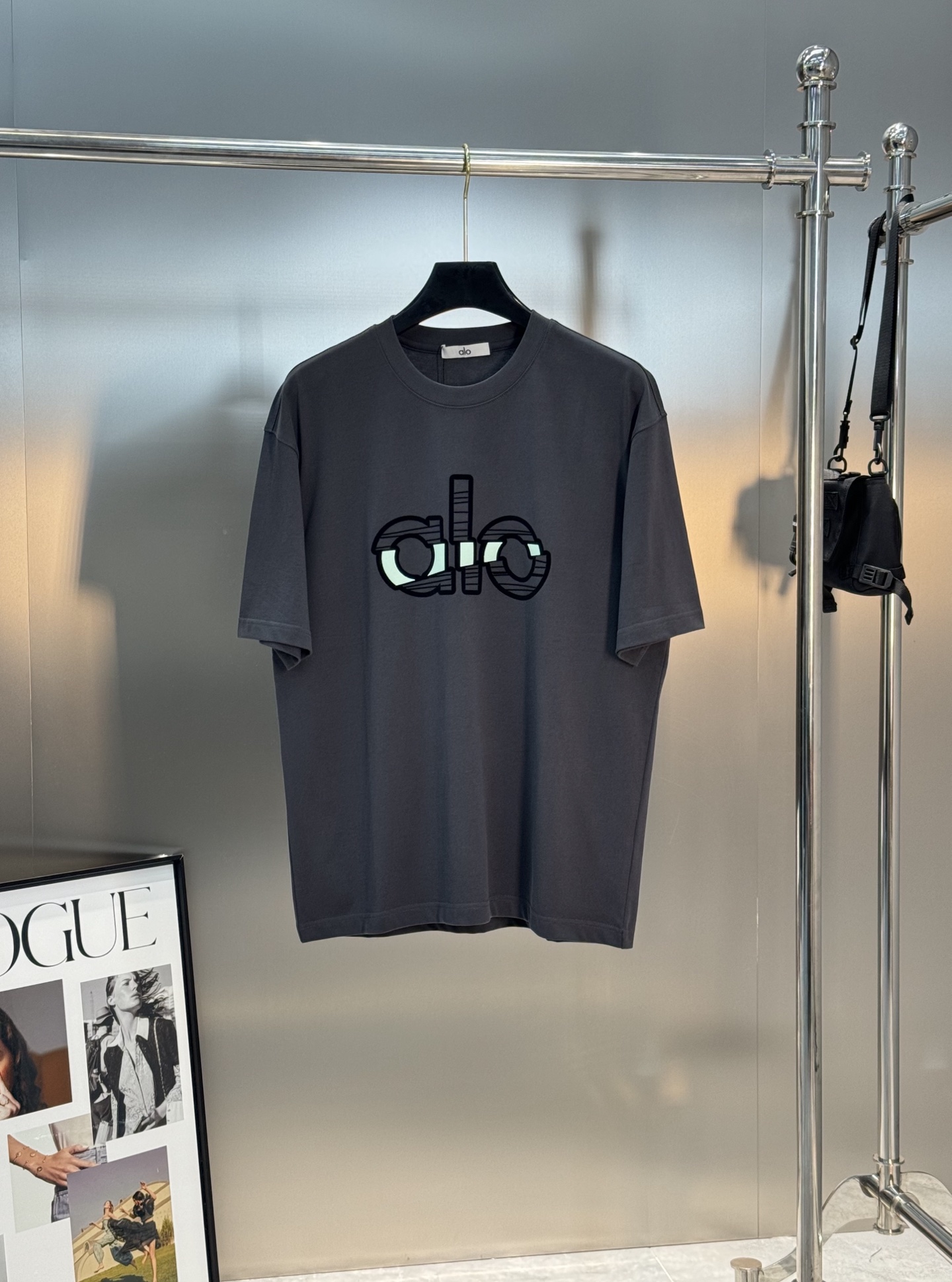 alo*25s新品上架.男女同款！胸口经典字母alo基础款设计.双色绒感烫画工艺.视觉冲击力时尚感强！龟