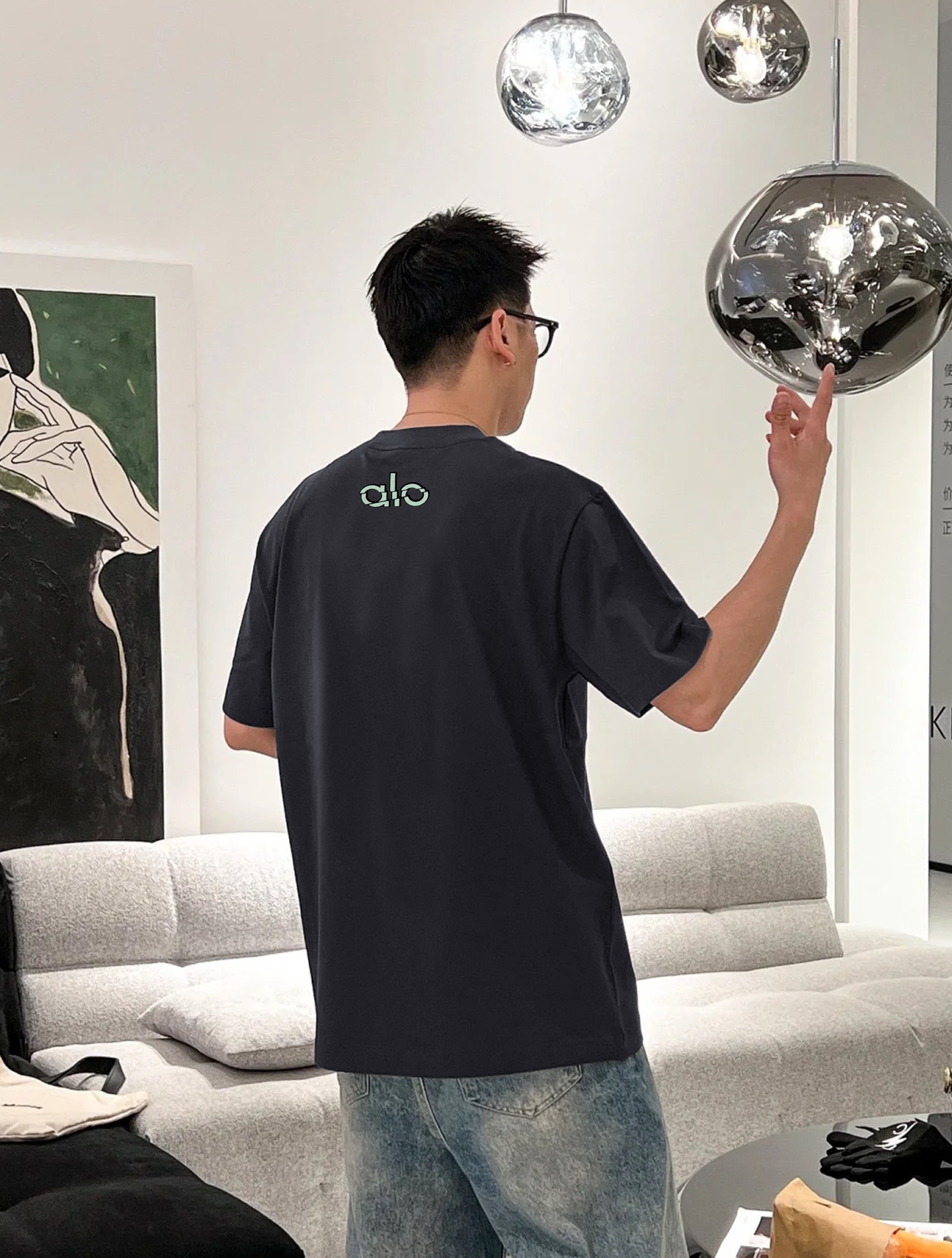 alo*25s新品上架.男女同款！胸口经典字母alo基础款设计.双色绒感烫画工艺.视觉冲击力时尚感强！龟