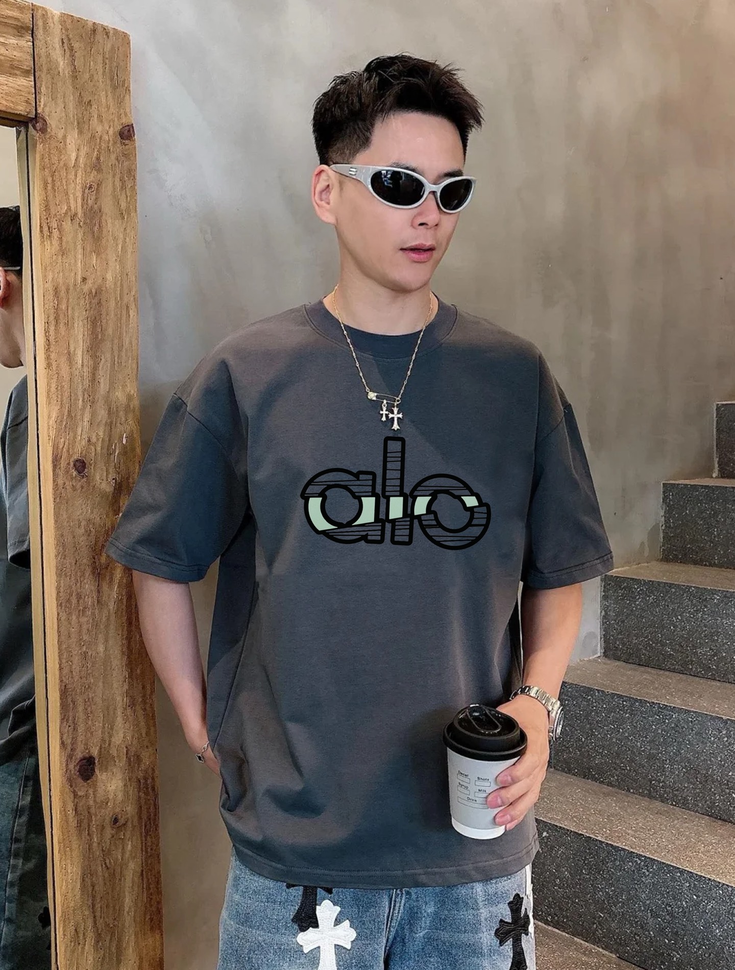 alo*25s新品上架.男女同款！胸口经典字母alo基础款设计.双色绒感烫画工艺.视觉冲击力时尚感强！龟