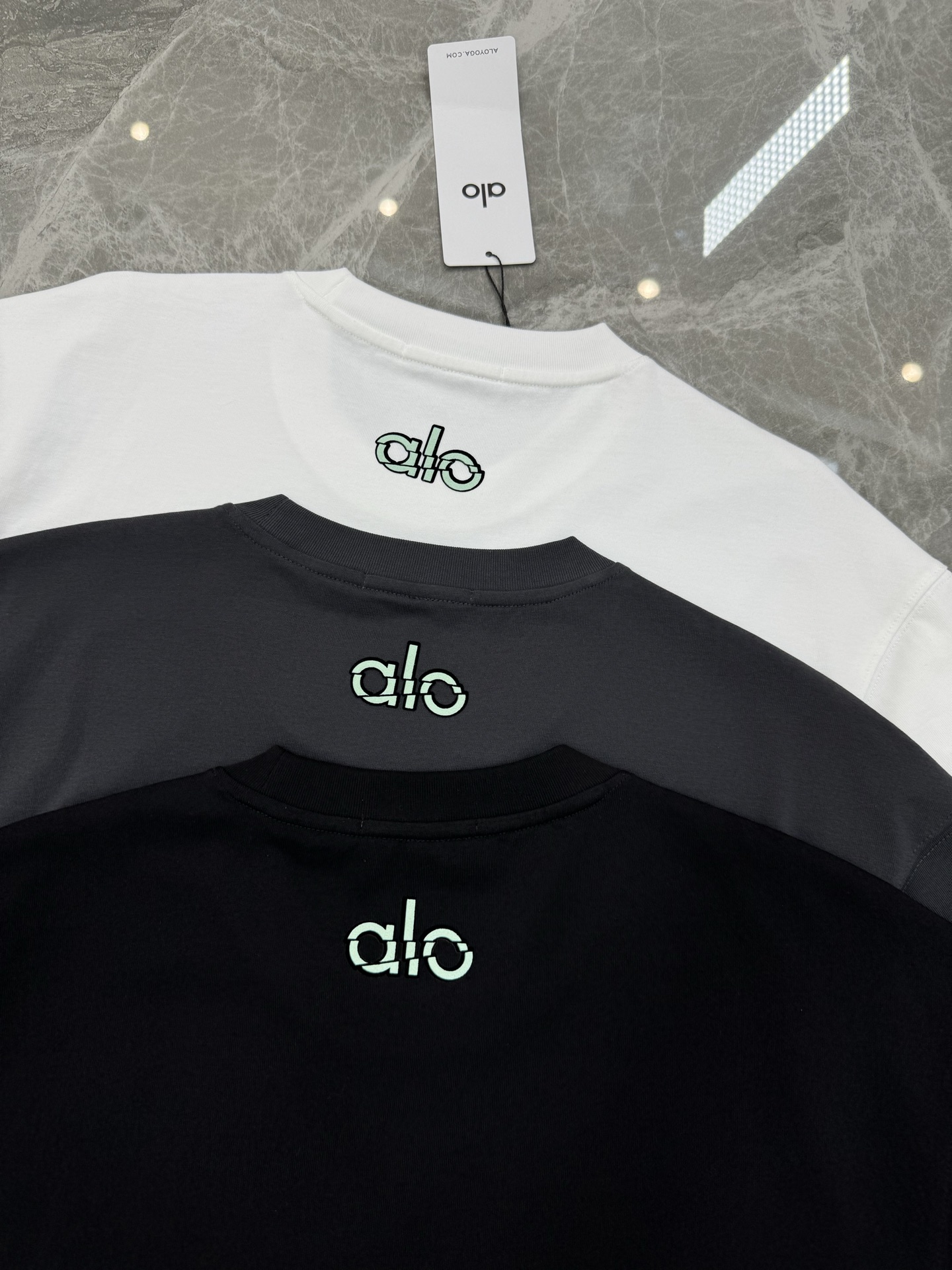 alo*25s新品上架.男女同款！胸口经典字母alo基础款设计.双色绒感烫画工艺.视觉冲击力时尚感强！龟