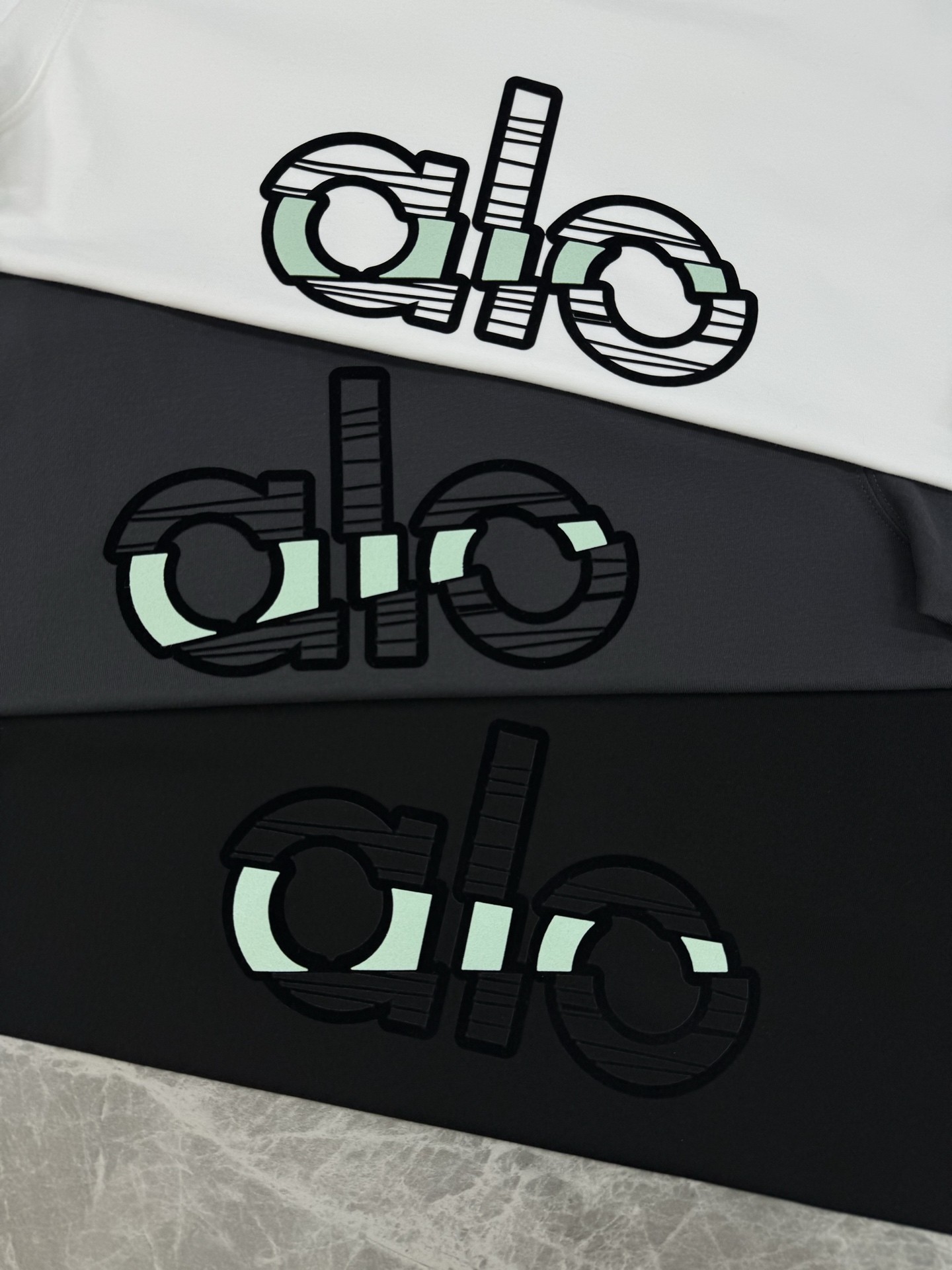 alo*25s新品上架.男女同款！胸口经典字母alo基础款设计.双色绒感烫画工艺.视觉冲击力时尚感强！龟