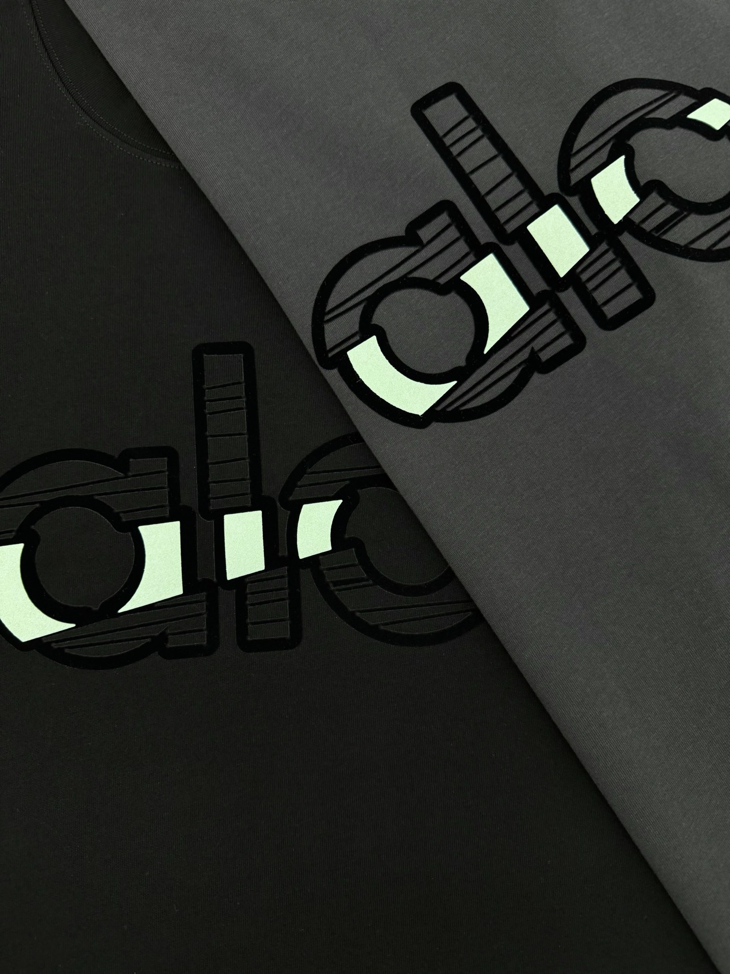 alo*25s新品上架.男女同款！胸口经典字母alo基础款设计.双色绒感烫画工艺.视觉冲击力时尚感强！龟