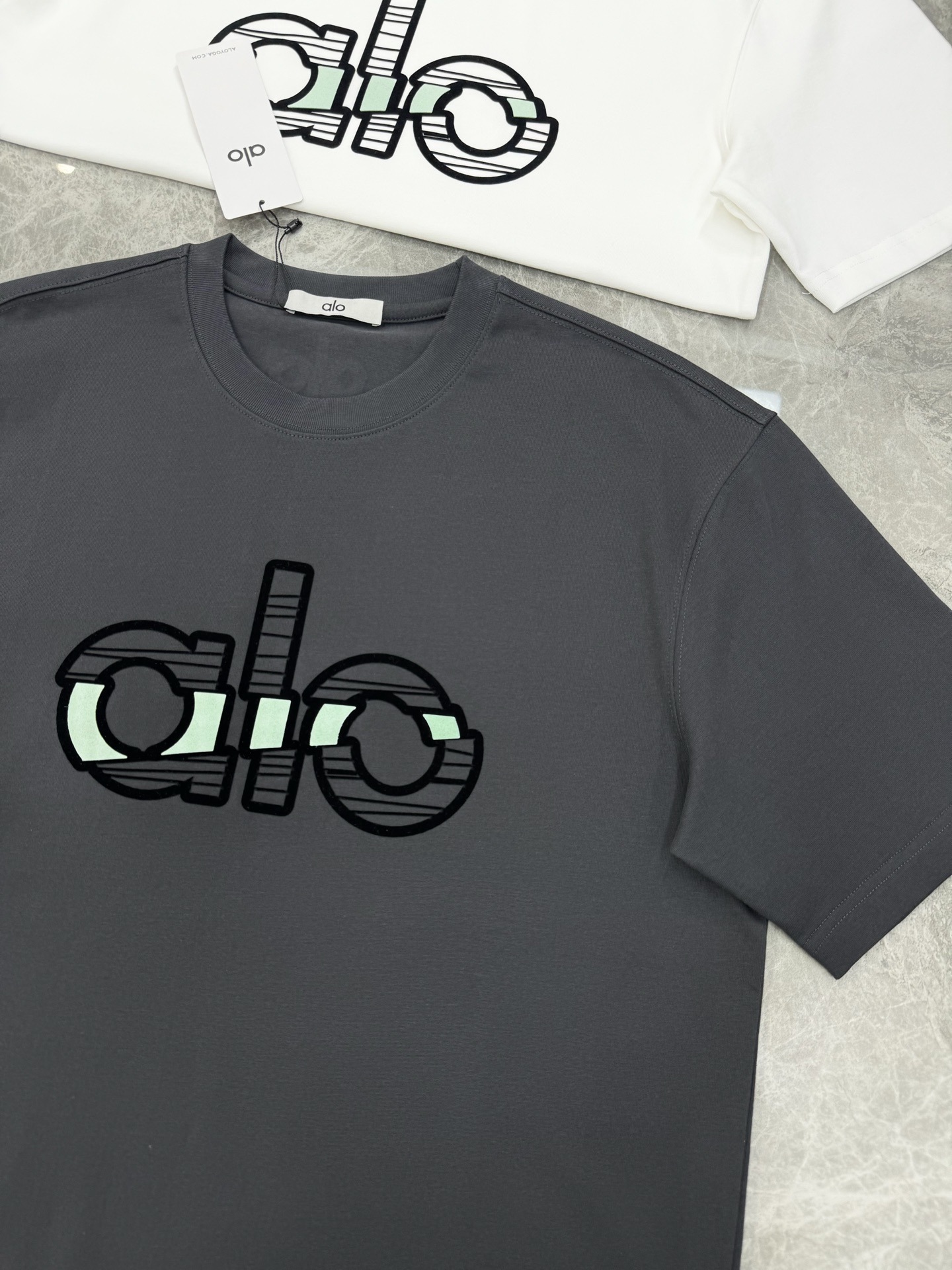 alo*25s新品上架.男女同款！胸口经典字母alo基础款设计.双色绒感烫画工艺.视觉冲击力时尚感强！龟