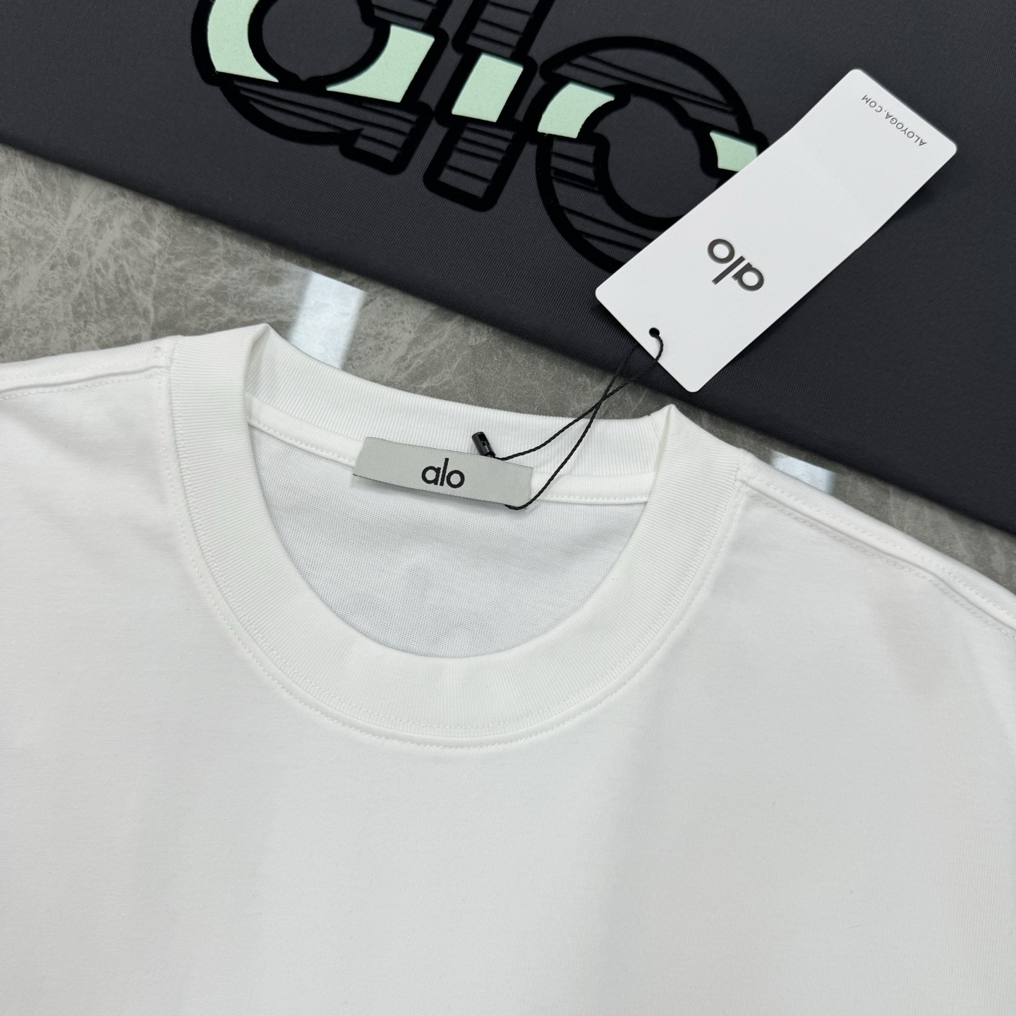 alo*25s新品上架.男女同款！胸口经典字母alo基础款设计.双色绒感烫画工艺.视觉冲击力时尚感强！龟