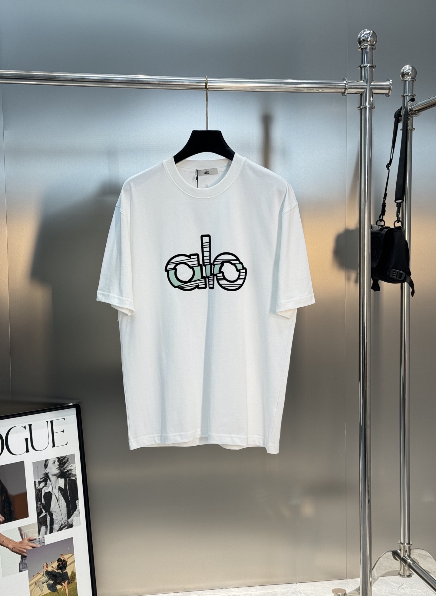 alo*25s新品上架.男女同款！胸口经典字母alo基础款设计.双色绒感烫画工艺.视觉冲击力时尚感强！龟