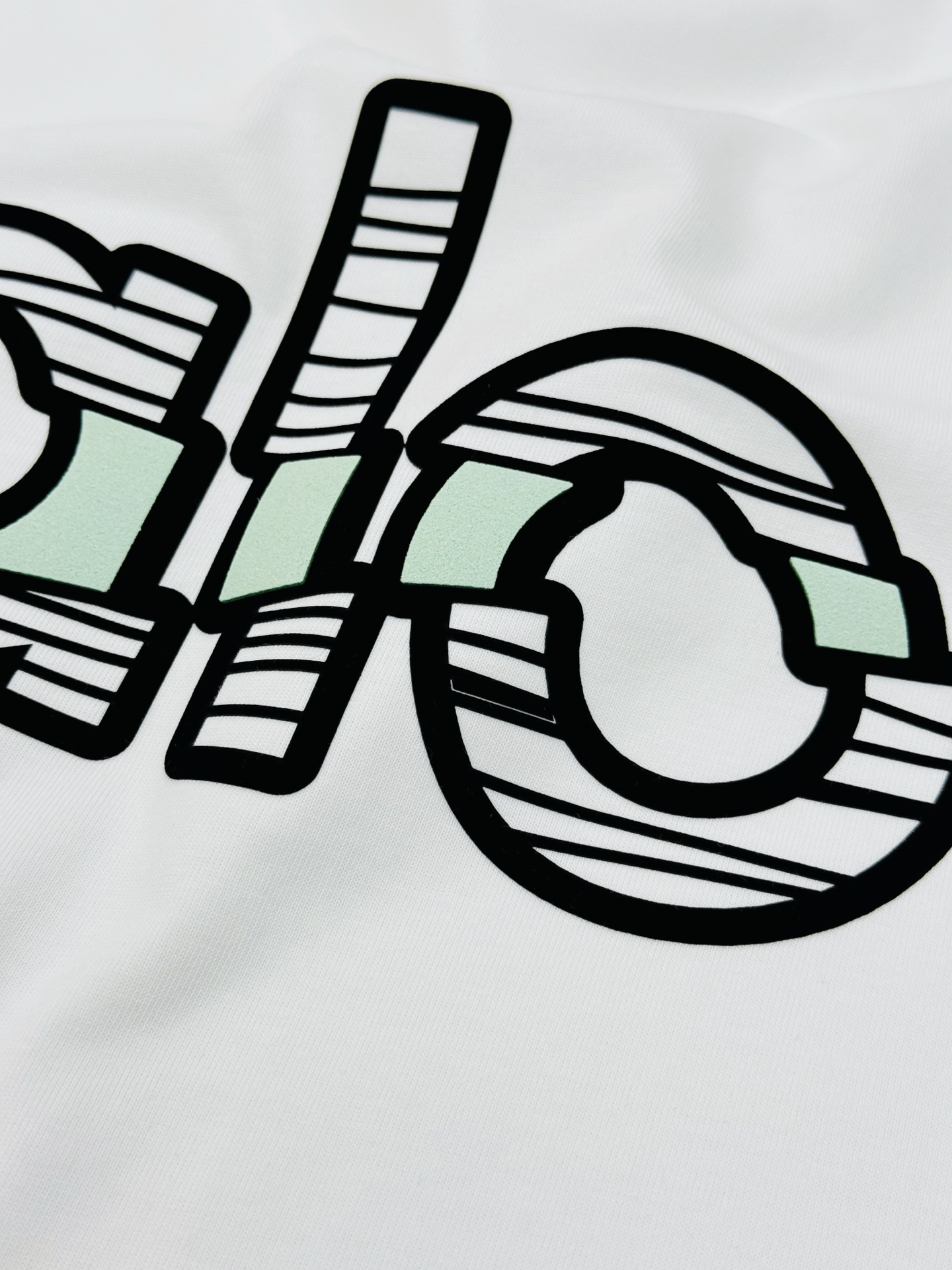 alo*25s新品上架.男女同款！胸口经典字母alo基础款设计.双色绒感烫画工艺.视觉冲击力时尚感强！龟