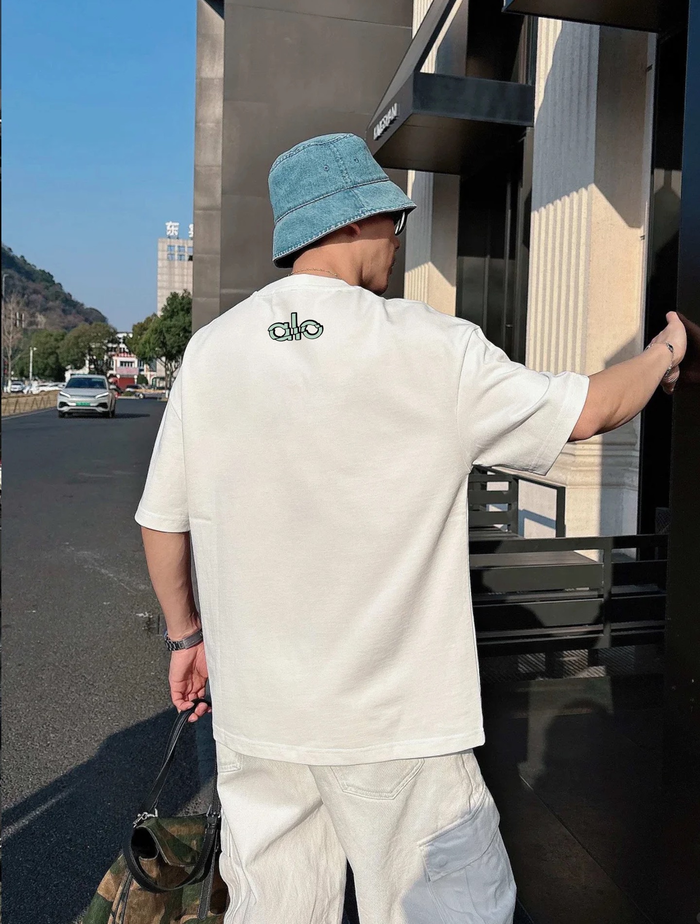 alo*25s新品上架.男女同款！胸口经典字母alo基础款设计.双色绒感烫画工艺.视觉冲击力时尚感强！龟