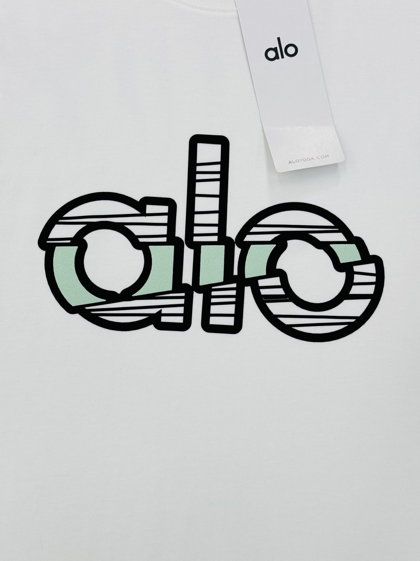 alo*25s新品上架.男女同款！胸口经典字母alo基础款设计.双色绒感烫画工艺.视觉冲击力时尚感强！龟