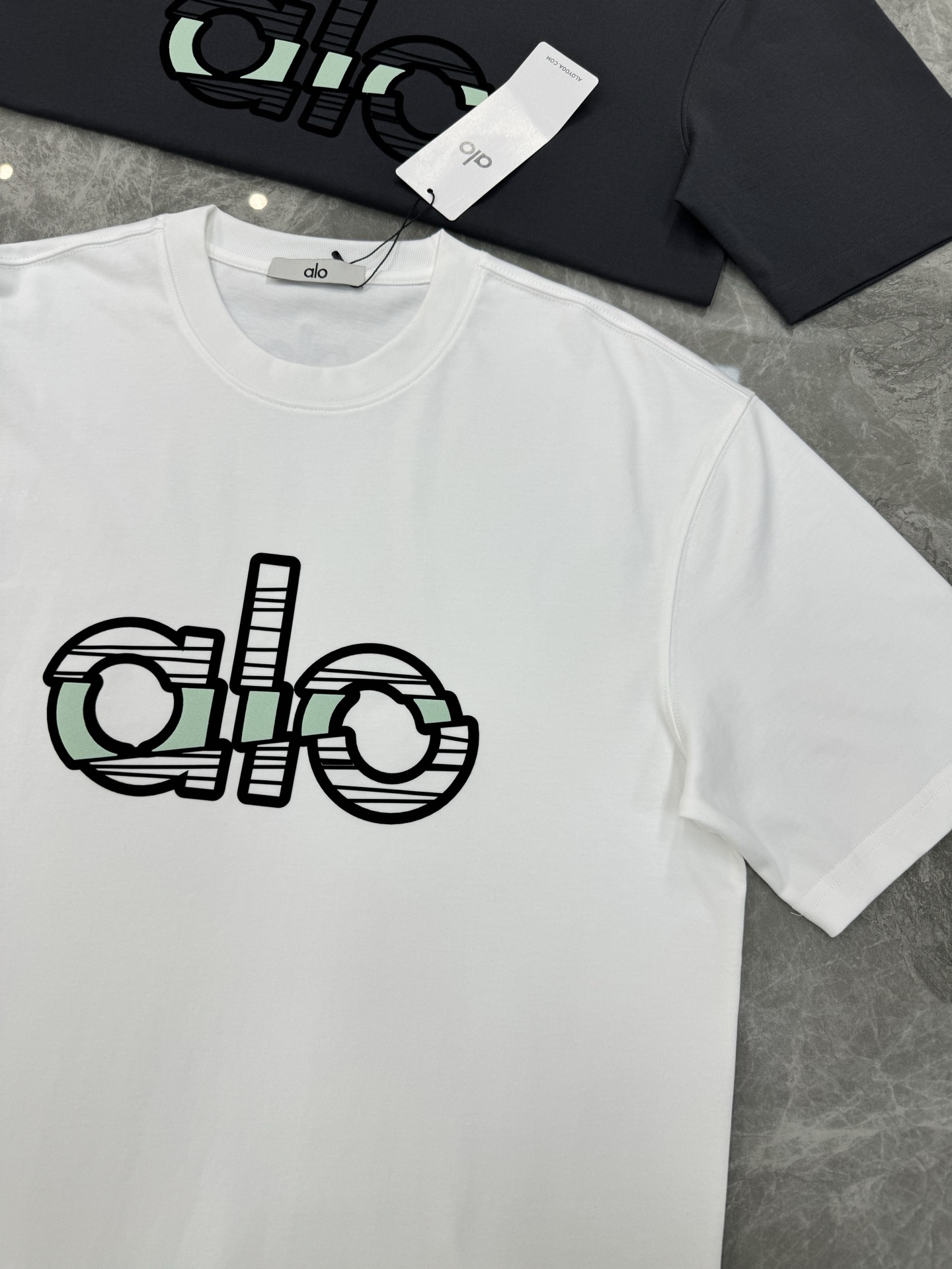 alo*25s新品上架.男女同款！胸口经典字母alo基础款设计.双色绒感烫画工艺.视觉冲击力时尚感强！龟