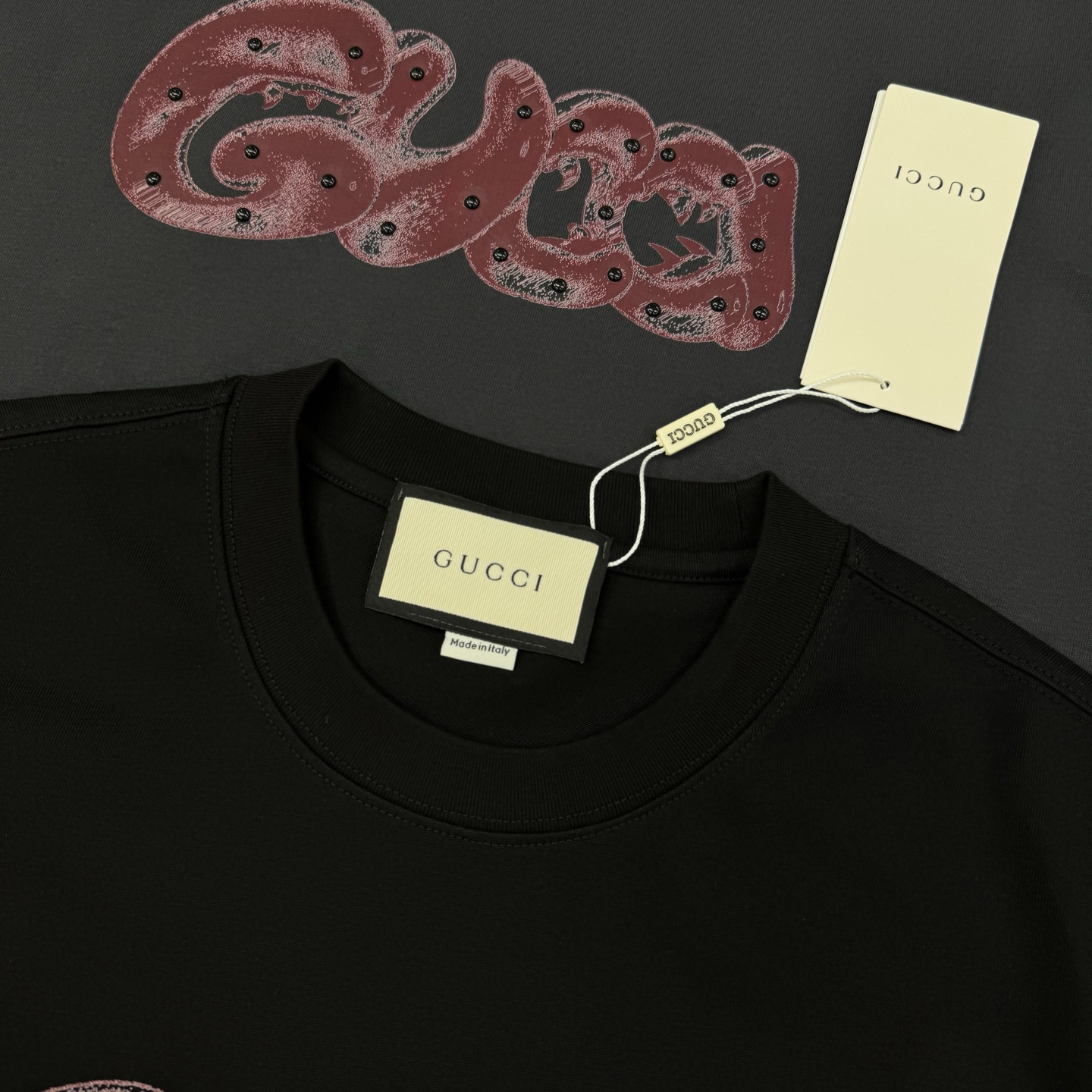 GUCC*潮牌25s新款圆领T恤.复古字母色系.男女同款～潮人必备！胸前定制品牌图形烫画工艺.双层立体工