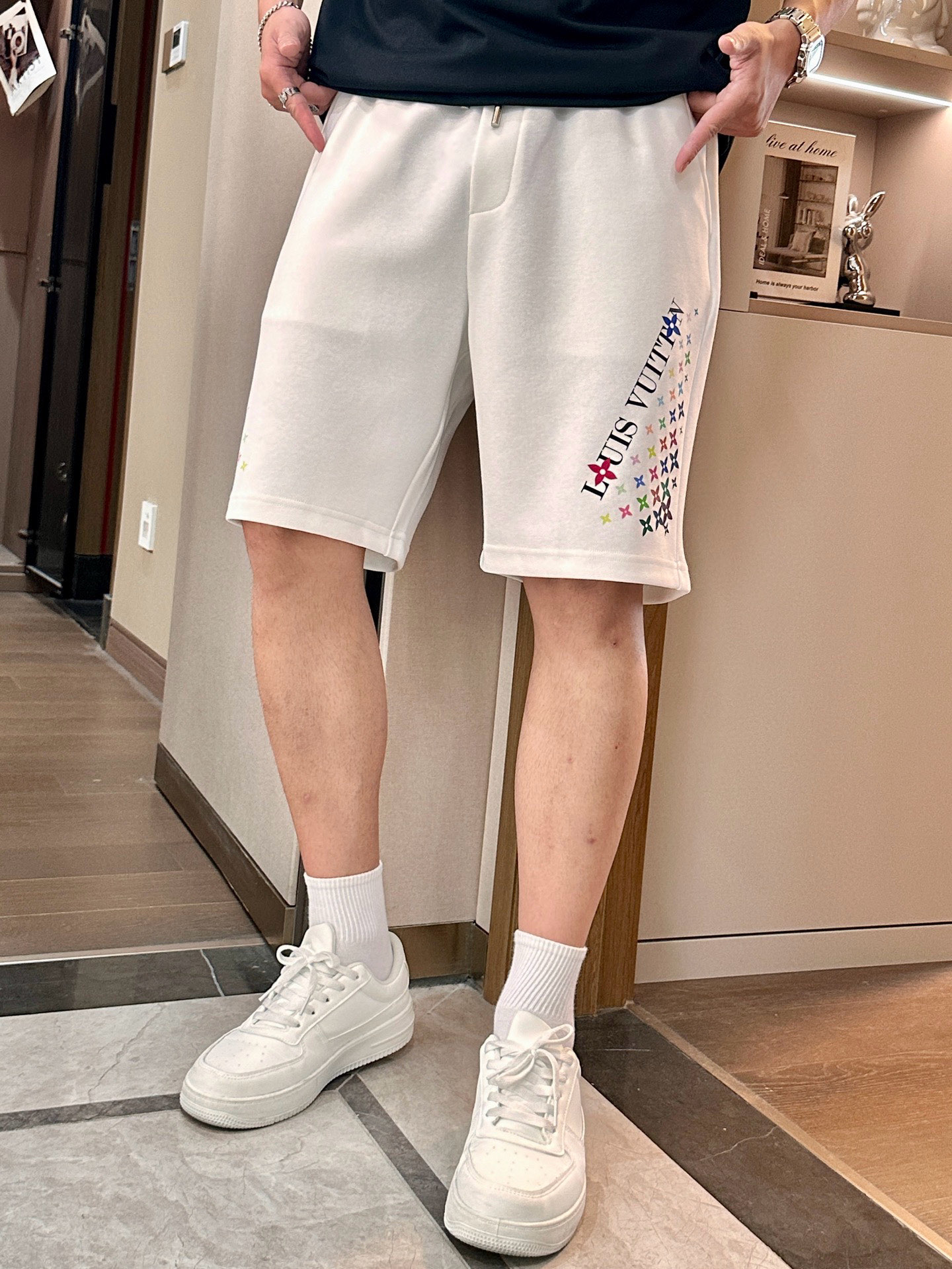 NO:512002,Donkey brand*25S new five-point wool coil casual shorts. The same style as men and women!  Classic lv letter graphic prints in front of legs have a strong visual impact and a strong sense of fashion!  Classic LV three-color combination. Comfortable wool coil pure cotton fabric. Comfortable and breathable. Original hardware is full of texture and has a strong sense of luxury!  The overall vision is simple but not monotonous. It is full of high-end feeling!  The three-dimensional cutting craftsmanship is not picky!  Three standards are in line!  Color black. White. Number of code M-3XL (175/jin recommended L), louis vuitton,louis vuitton, shorts,alexander wang19860909驴牌*25S新款五分毛线圈休闲短裤.男女同款！腿前经典lv字母图形印花视觉冲击力时尚感强！经典lv三彩色系搭配.舒适感毛线圈纯棉面料.手感舒适透气.原厂五金质感满满.高级感强！整体视觉简单而不单调.满满高级感！立体裁剪工艺版型不挑人！三标齐！颜色黑色.白色.码数M-3XL（175/斤建议L）,,louis vuitton,louis vuitton,shorts,alexander wang,Men's clothing