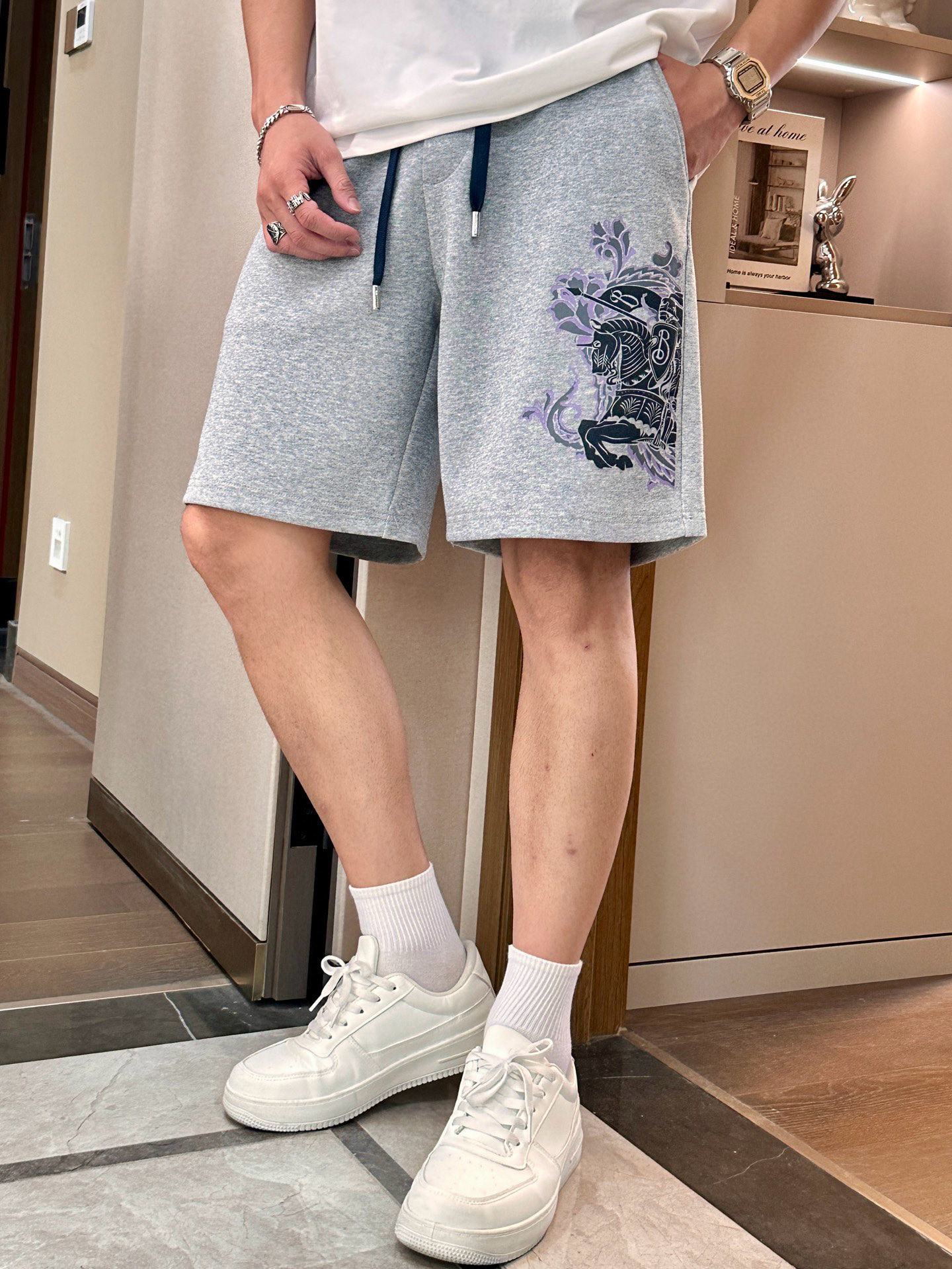 NO:511952,BBR* Burberry*25S new five-point wool coil casual shorts. The same style for men and women!  The side-facing classic war horse print has a strong visual impact and a strong sense of fashion!  Comfortable wool coil pure cotton fabric. It feels comfortable and breathable. The original hardware is full of texture and has a strong sense of high-end feeling!  The overall vision is simple but not monotonous. It is full of high-end feeling!  The three-dimensional cutting craftsmanship is not picky!  Three standards are in line!  Color black, white, gray, code number M-3XL (175/jin recommended L), burberry, shorts, alexander wang19860909BBR*巴宝莉*25S新款五分毛线圈休闲短裤.男女同款！侧身经典战马印花视觉冲击力时尚感强！舒适感毛线圈纯棉面料.手感舒适透气.原厂五金质感满满.高级感强！整体视觉简单而不单调.满满高级感！立体裁剪工艺版型不挑人！三标齐！颜色黑色.白色.灰色.码数M-3XL（175/斤建议L）,,burberry,shorts,alexander wang,Men's clothing