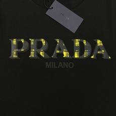 PRAD*25S新款莫代尔T恤.优秀品质和当代流行元素搭配.胸前质感LOGO超强标签,烫画设计.立体感满 PRAD*25S新款莫代尔T恤.优秀品质和当代流行元素搭配.胸前质感LOGO超强标签,烫画设计.立体感满