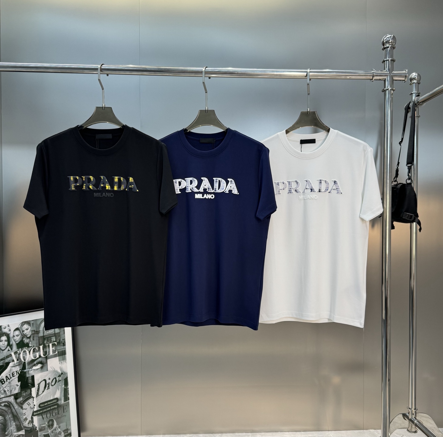 PRAD*25S新款莫代尔T恤.优秀品质和当代流行元素搭配.胸前质感LOGO超强标签，烫画设计.立体感满