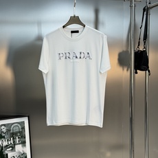 PRAD*25S新款莫代尔T恤.优秀品质和当代流行元素搭配.胸前质感LOGO超强标签,烫画设计.立体感满 PRAD*25S新款莫代尔T恤.优秀品质和当代流行元素搭配.胸前质感LOGO超强标签,烫画设计.立体感满