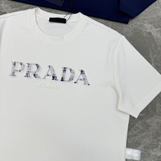 PRAD*25S新款莫代尔T恤.优秀品质和当代流行元素搭配.胸前质感LOGO超强标签,烫画设计.立体感满 PRAD*25S新款莫代尔T恤.优秀品质和当代流行元素搭配.胸前质感LOGO超强标签,烫画设计.立体感满