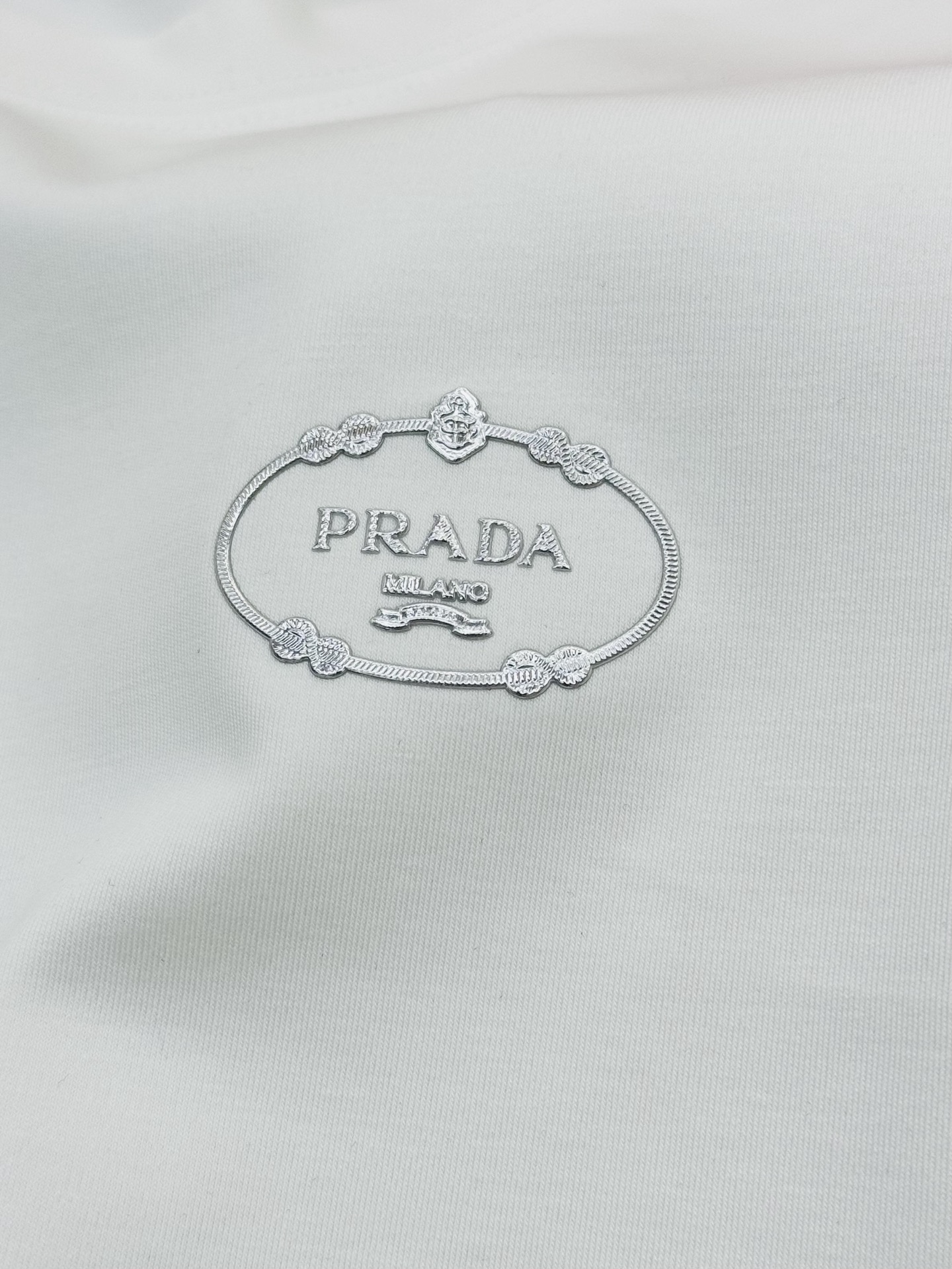 PRAD*25S新款莫代尔T恤.优秀品质和当代流行元素搭配.前胸高周波工艺.质感LOGO超强标签，烫画设