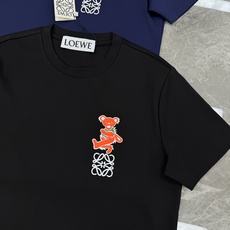 LOEW*E罗意威25s新款莫代尔T恤.品牌图形小熊造型.高温烫画工艺.简单高级.辨识度颇具鲜明.即丰富 LOEW*E罗意威25s新款莫代尔T恤.品牌图形小熊造型.高温烫画工艺.简单高级.辨识度颇具鲜明.即丰富