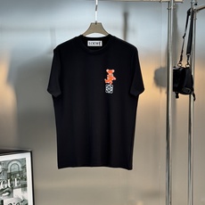 LOEW*E罗意威25s新款莫代尔T恤.品牌图形小熊造型.高温烫画工艺.简单高级.辨识度颇具鲜明.即丰富 LOEW*E罗意威25s新款莫代尔T恤.品牌图形小熊造型.高温烫画工艺.简单高级.辨识度颇具鲜明.即丰富