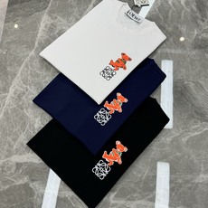 LOEW*E罗意威25s新款莫代尔T恤.品牌图形小熊造型.温烫画工艺.简单高级.辨识度颇具鲜明.即丰富了 LOEW*E罗意威25s新款莫代尔T恤.品牌图形小熊造型.温烫画工艺.简单高级.辨识度颇具鲜明.即丰富了