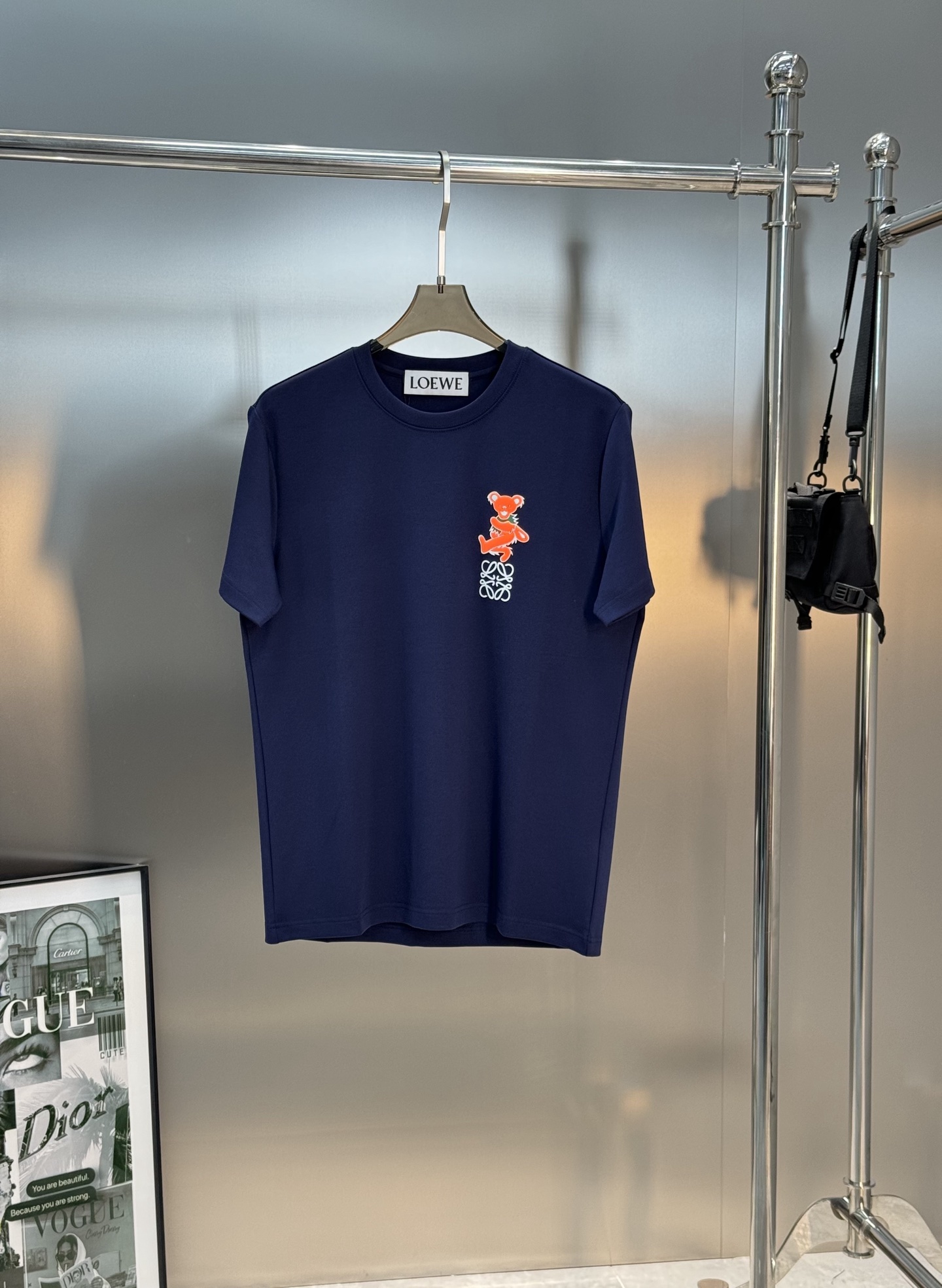 LOEW*E罗意威25s新款莫代尔T恤.品牌图形小熊造型.温烫画工艺.简单高级.辨识度颇具鲜明.即丰富了