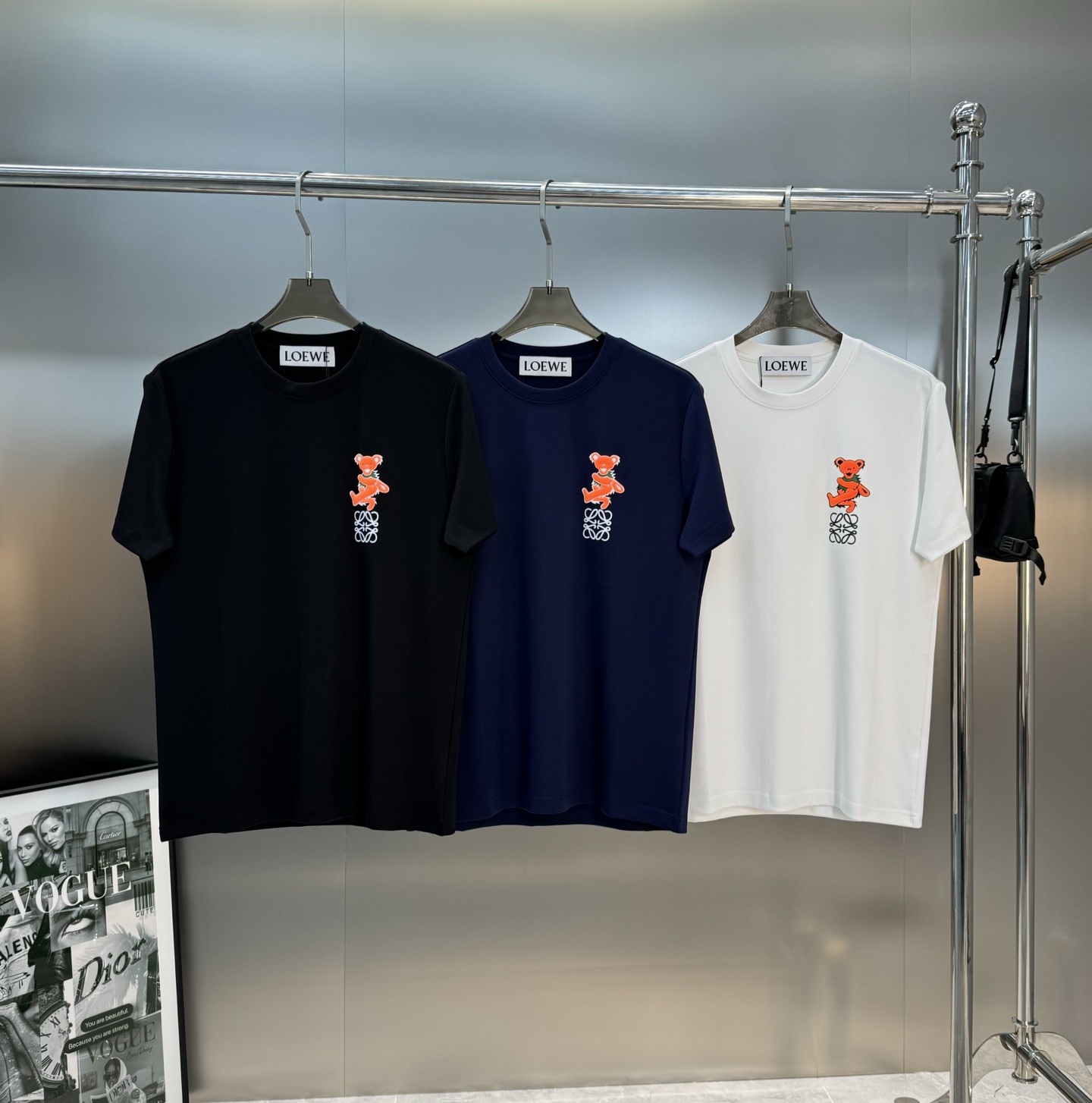 LOEW*E罗意威25s新款莫代尔T恤.品牌图形小熊造型.高温烫画工艺.简单高级.辨识度颇具鲜明.即丰富