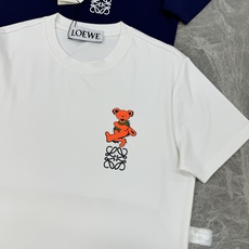 LOEW*E罗意威25s新款莫代尔T恤.品牌图形小熊造型.温烫画工艺.简单高级.辨识度颇具鲜明.即丰富了 LOEW*E罗意威25s新款莫代尔T恤.品牌图形小熊造型.温烫画工艺.简单高级.辨识度颇具鲜明.即丰富了