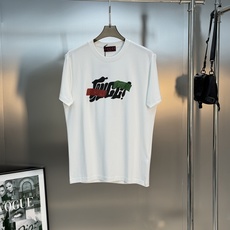 GUCC*古-齐25s新品莫代尔T恤.非常趣味的即视感!!!胸前经典多彩徽标费时费工,双层烫画工艺.每一 GUCC*古-齐25s新品莫代尔T恤.非常趣味的即视感!!!胸前经典多彩徽标费时费工,双层烫画工艺.每一