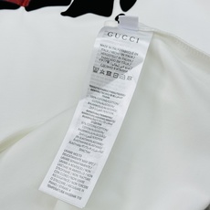 GUCC*古-齐25s新品莫代尔T恤.非常趣味的即视感!!!胸前经典多彩徽标费时费工,双层烫画工艺.每一 GUCC*古-齐25s新品莫代尔T恤.非常趣味的即视感!!!胸前经典多彩徽标费时费工,双层烫画工艺.每一