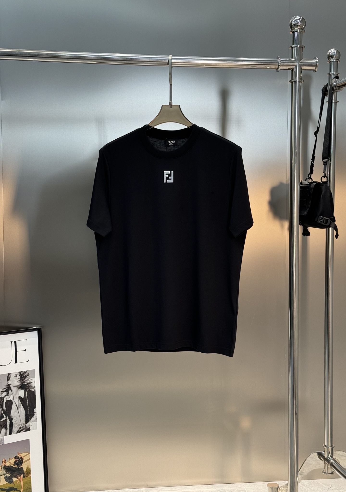 FEND*芬-迪25s新款圆领短袖T恤，FF经典之作.低调彰显出品牌奢华风格.基础款净版推荐！此款短TE