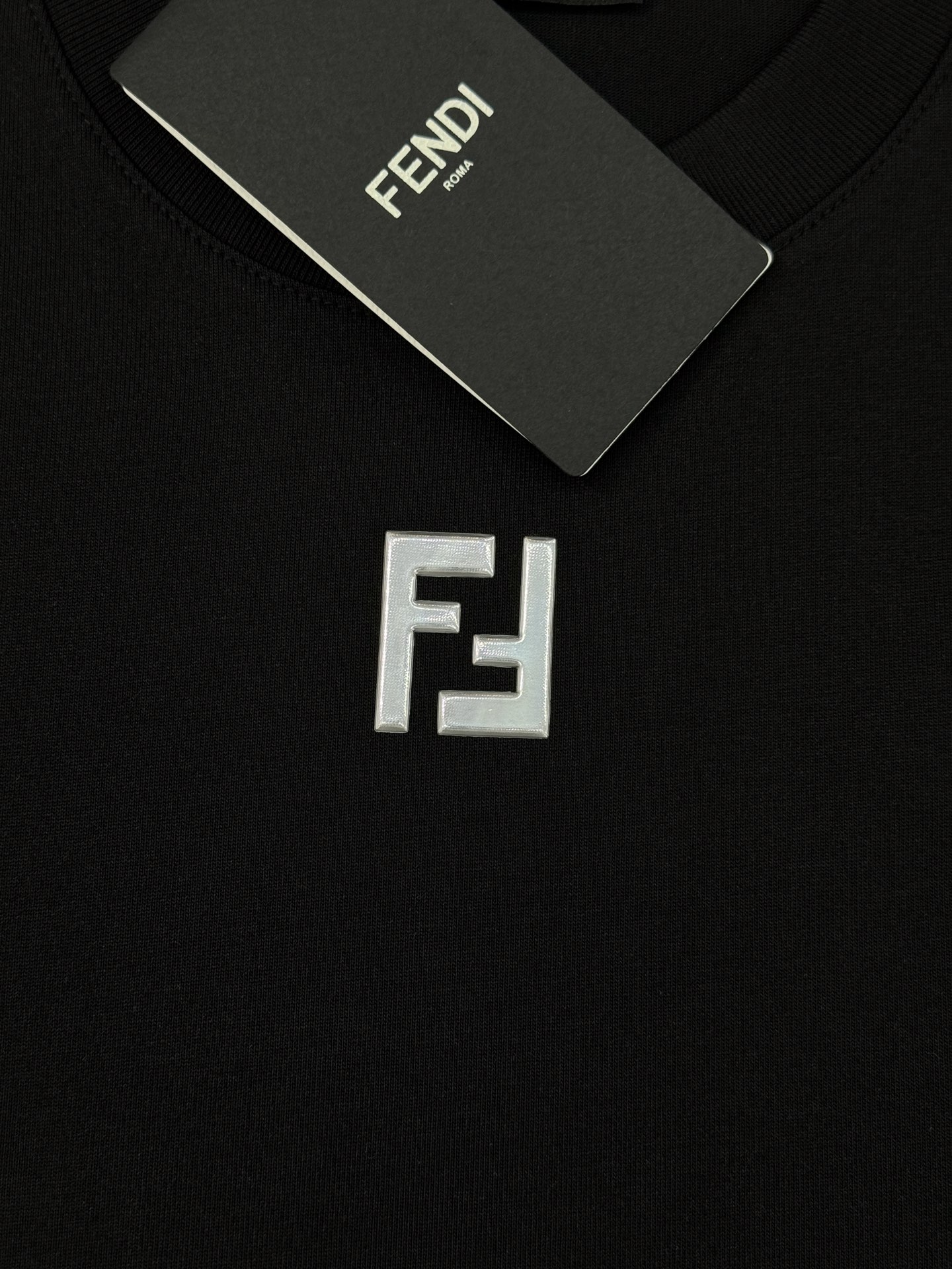 FEND*芬-迪25s新款圆领短袖T恤，FF经典之作.低调彰显出品牌奢华风格.基础款净版推荐！此款短TE