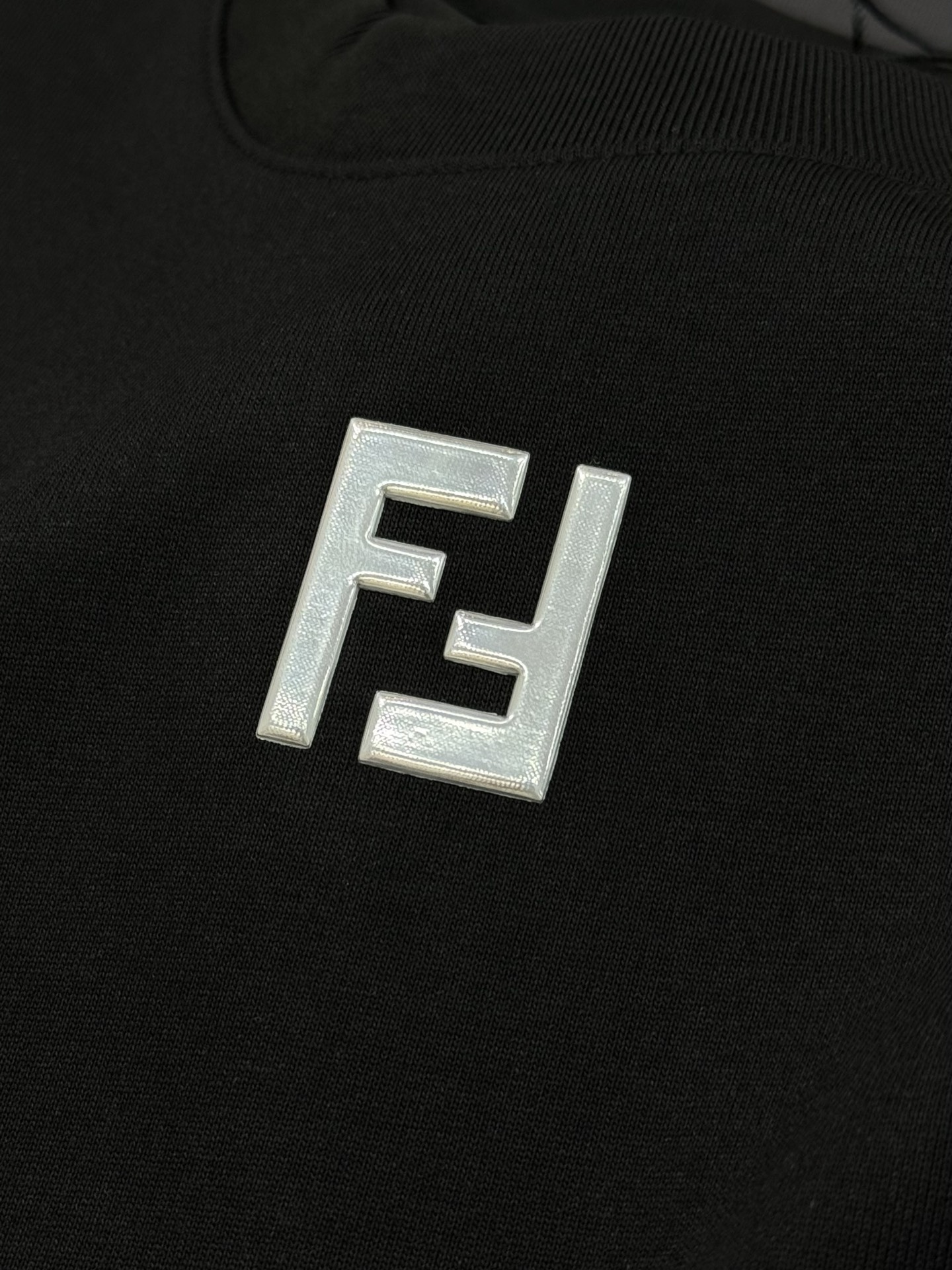 FEND*芬-迪25s新款圆领短袖T恤，FF经典之作.低调彰显出品牌奢华风格.基础款净版推荐！此款短TE