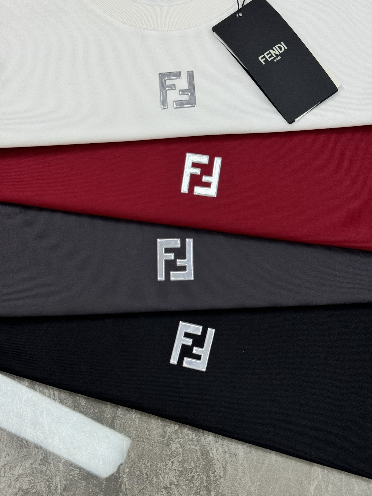 FEND*芬-迪25s新款圆领短袖T恤，FF经典之作.低调彰显出品牌奢华风格.基础款净版推荐！此款短TE
