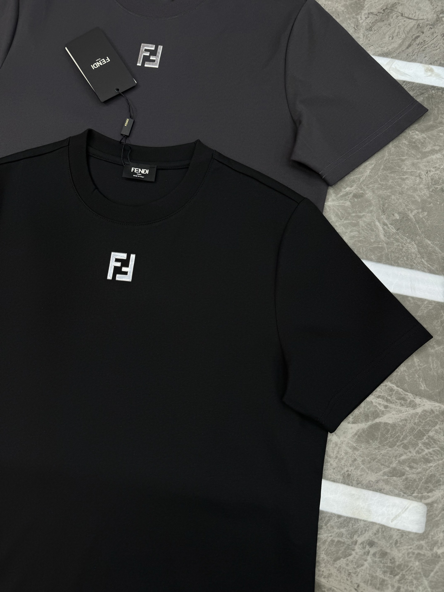 FEND*芬-迪25s新款圆领短袖T恤，FF经典之作.低调彰显出品牌奢华风格.基础款净版推荐！此款短TE