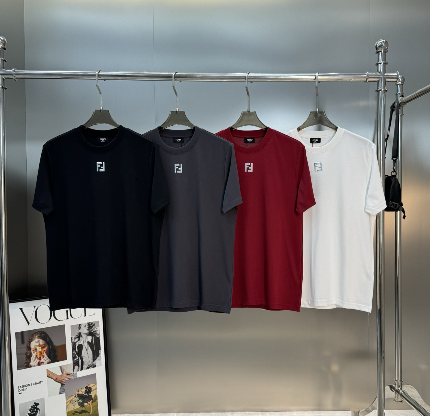 NO:564010,FEND* Fendi 25s new round neck short-sleeved T-shirt, FF classic. Low-key highlights the brand's luxurious style. Basic clean version recommended!  This short TEE is made of 240g cool cotton fabric, which is soft and waxy to the touch. It is extremely comfortable and skin-friendly when worn next to the body!  The chest and collar label are original and customized. The basic version is cut to a slim fit, which is the preferred color for most men. Black, grey, burgundy and white. Size M-3XL fit version!  (S and 4xl.5XL can be customized) 175/140 catties recommended L,, fendi, T-shirt, tees, t-shirt, alexander wang19860909FEND*芬-迪25s新款圆领短袖T恤,FF经典之作.低调彰显出品牌奢华风格.基础款净版推荐！此款短TEE甄选240g冰爽棉面料,触感软糯,贴身穿着极致舒适亲肤！胸口.领标原版定制.修身合体的基础版型裁剪为多数男性的搭配首选颜色黑色.灰色.酒红.白色.码数M-3XL合身版型！（S和4xl.5XL可定做）175/140斤建议L,,fendi,T-shirt,tees，t-shirt,alexander wang,Men's clothing