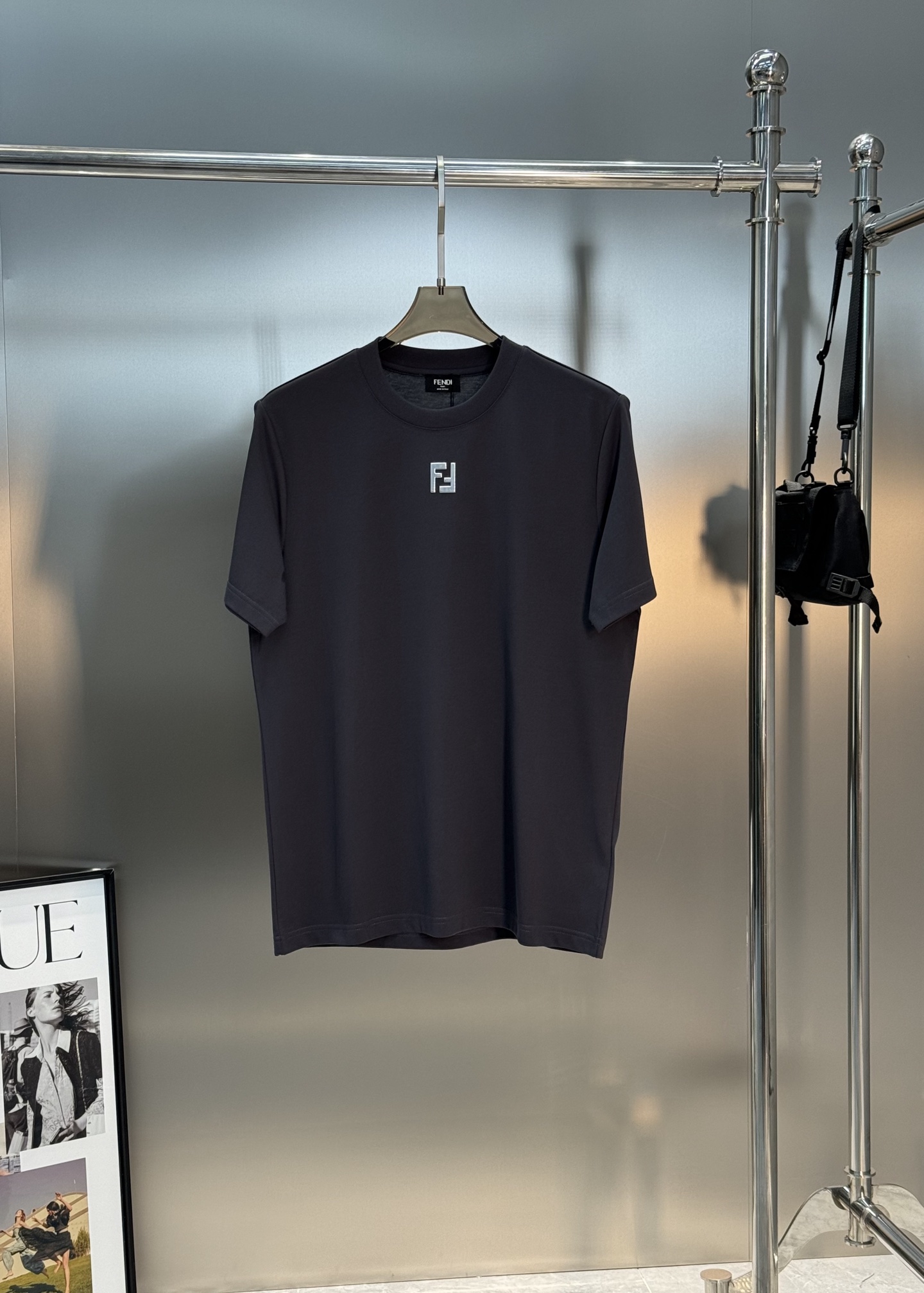 FEND*芬-迪25s新款圆领短袖T恤，FF经典之作.低调彰显出品牌奢华风格.基础款净版推荐！此款短TE
