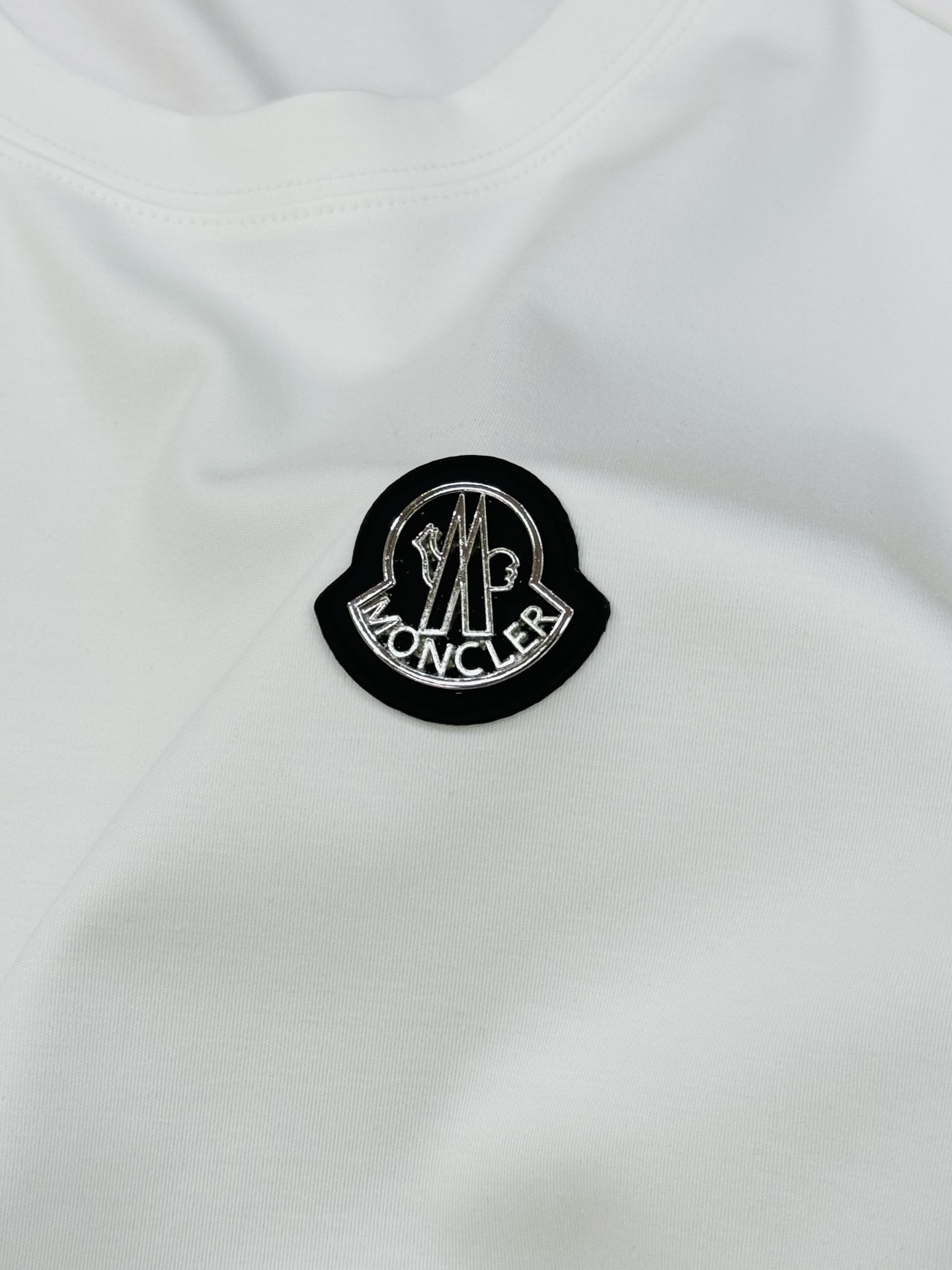 Moncle*蒙口25s新款莫代尔T恤.基础款推荐！胸口定制牌图形logo皮牌.绣字经典小帽子绣花.质感