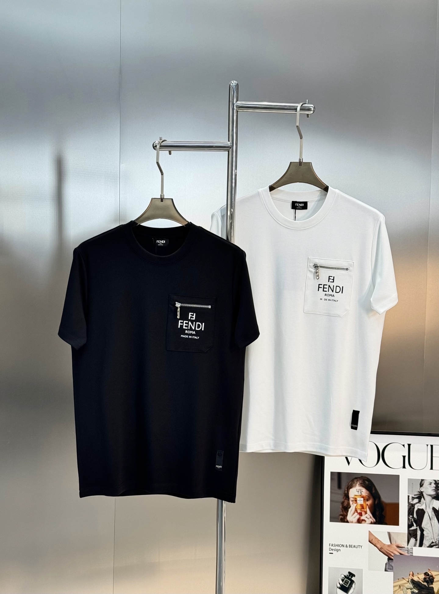 FENDI芬迪25s新品男士圆领短袖.莫代尔加厚款！搭载Fendi-LOGO.原版五金拉链口袋设计.下摆