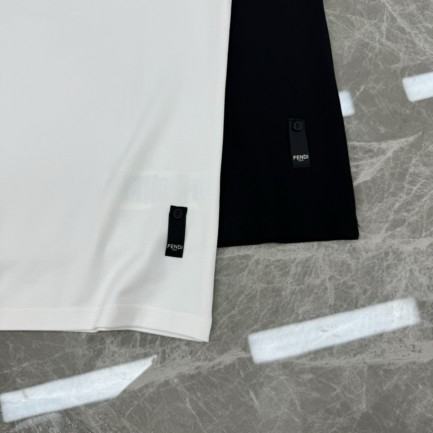 FENDI芬迪25s新品男士圆领短袖.莫代尔加厚款！搭载Fendi-LOGO.原版五金拉链口袋设计.下摆