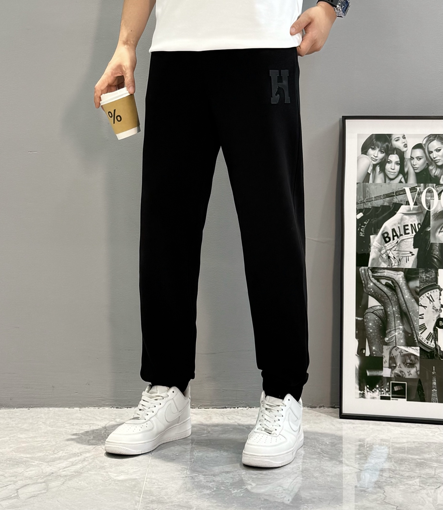 裤子，HERME*25s新款休闲天丝套装.采用本季度最新H皮标图案，属于男女通穿的基础款运动套装.拉锁外