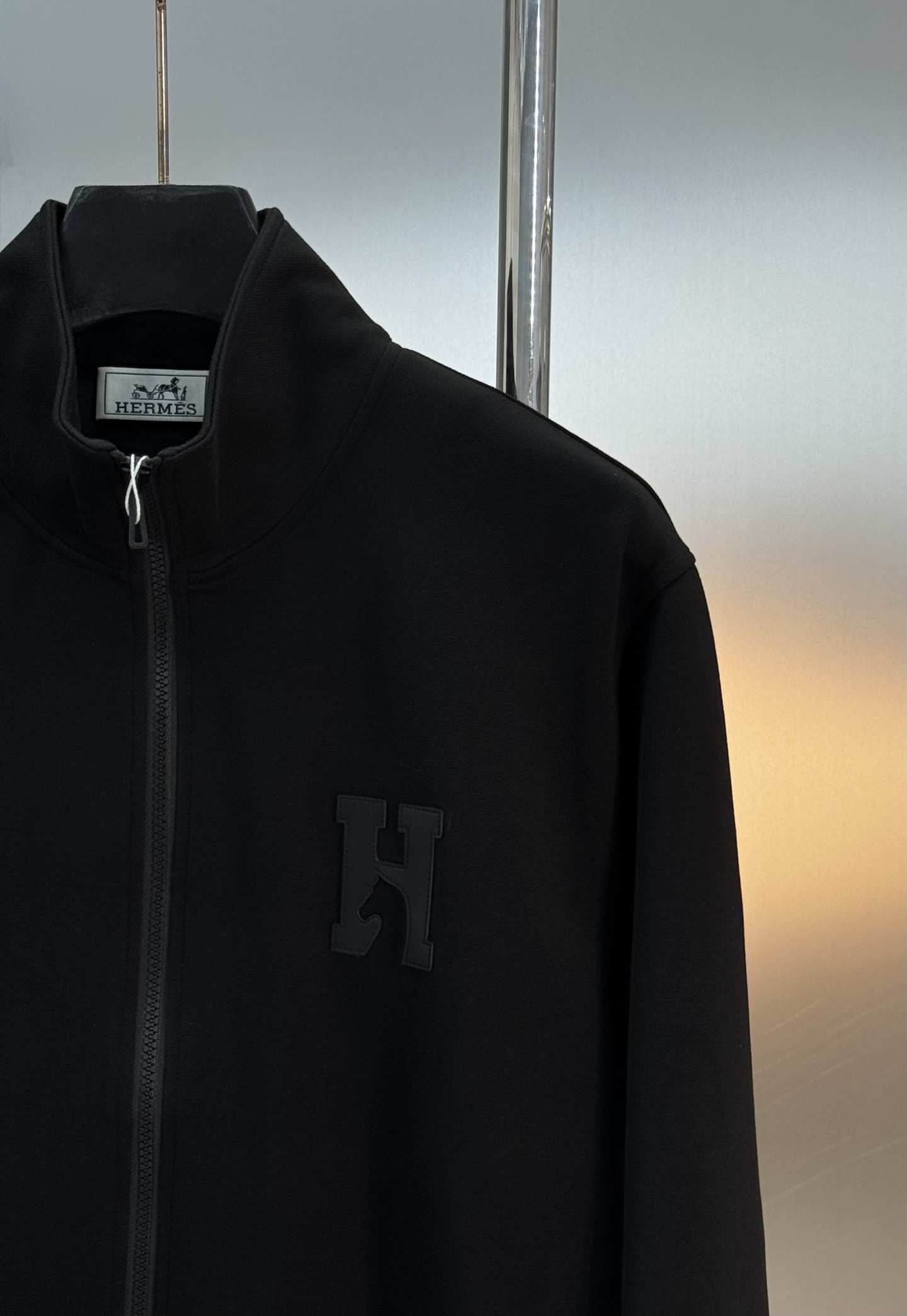 外套，HERME*25s新款休闲天丝套装.采用本季度最新H皮标图案，属于男女通穿的基础款运动套装.拉锁外